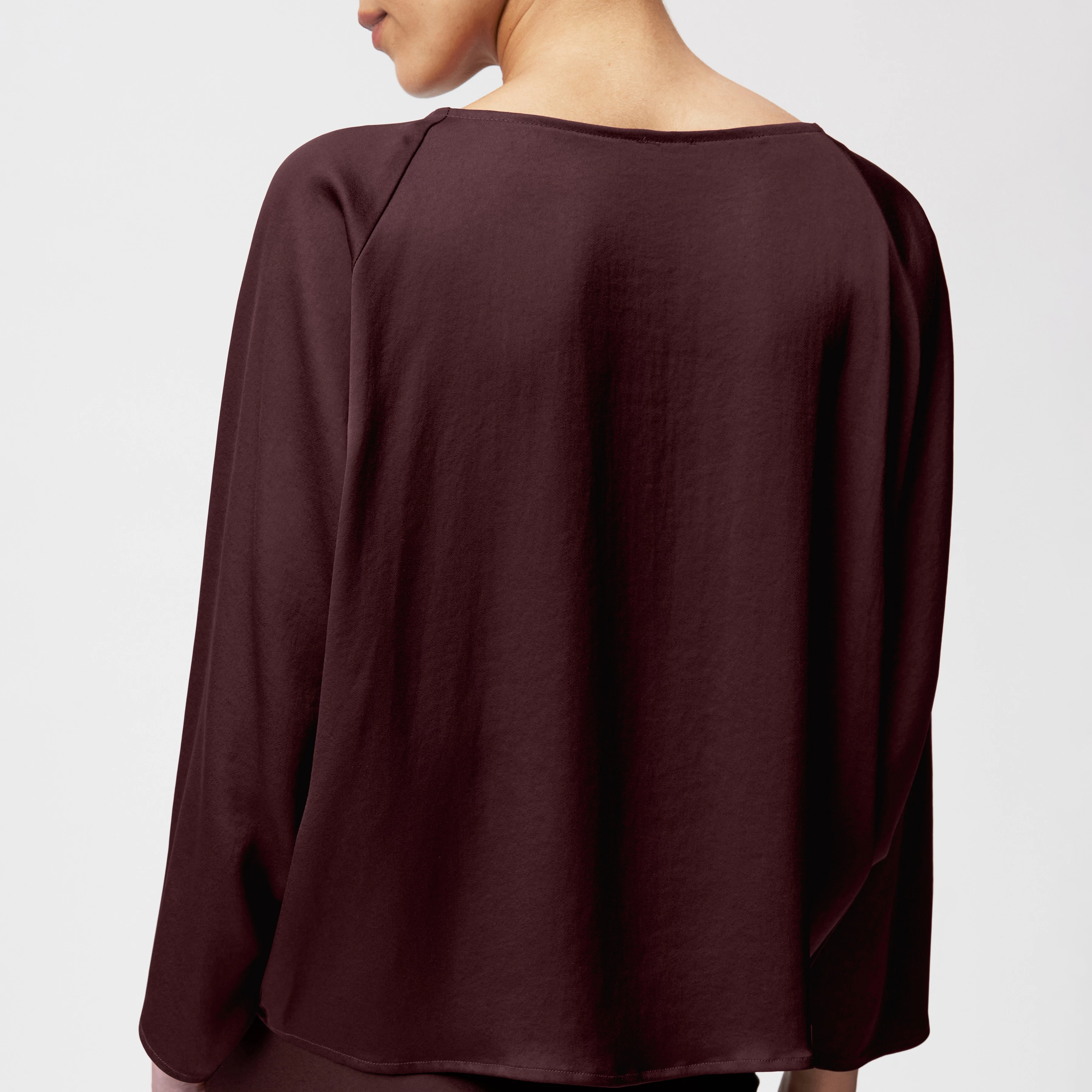 NIALINI - T-Shirt Bluse in Satin - Damen - rot - Detailansicht am Model