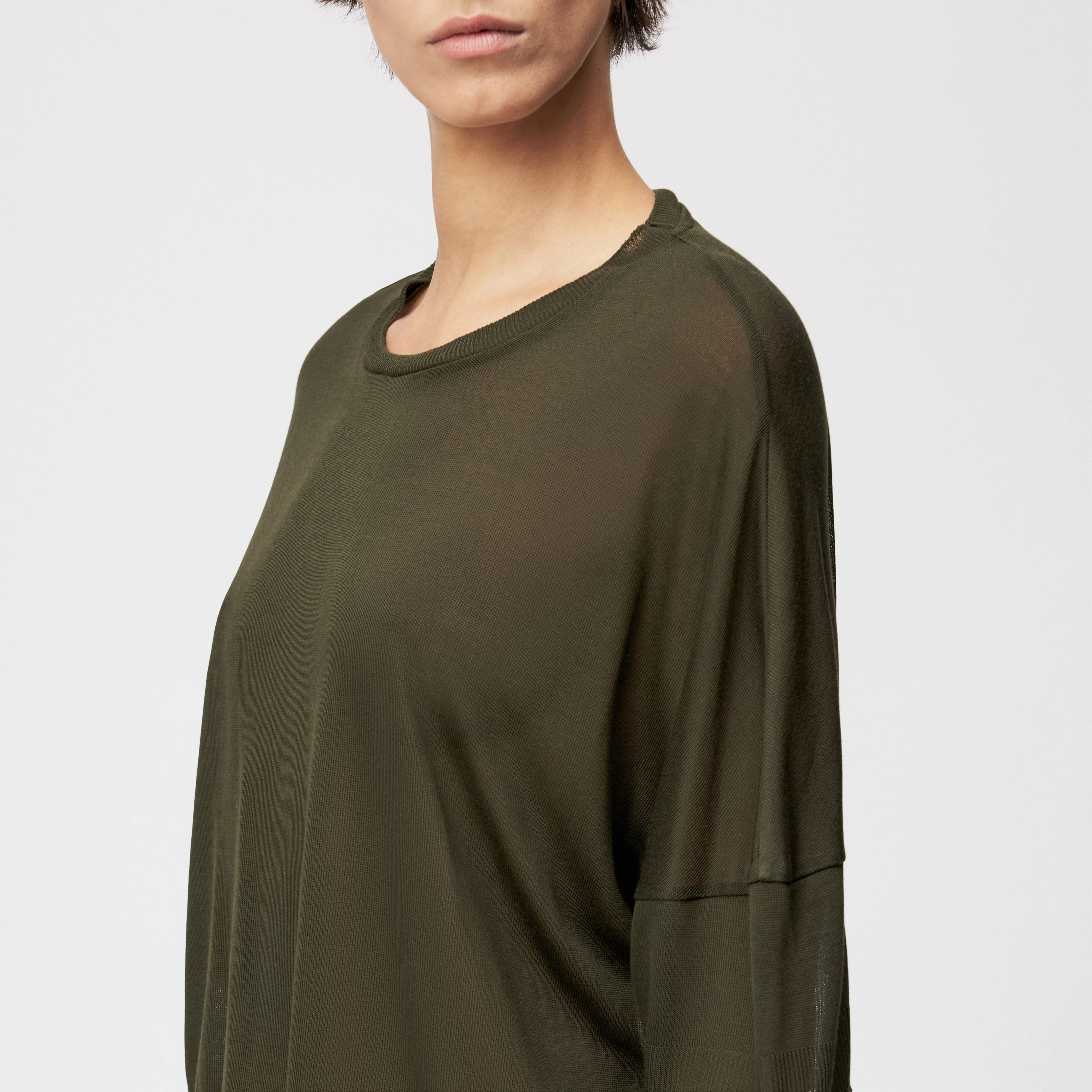KUSIA - Verkürztes T-Shirt in transparentem Lyocell - Damen - grün - Detailansicht am Model