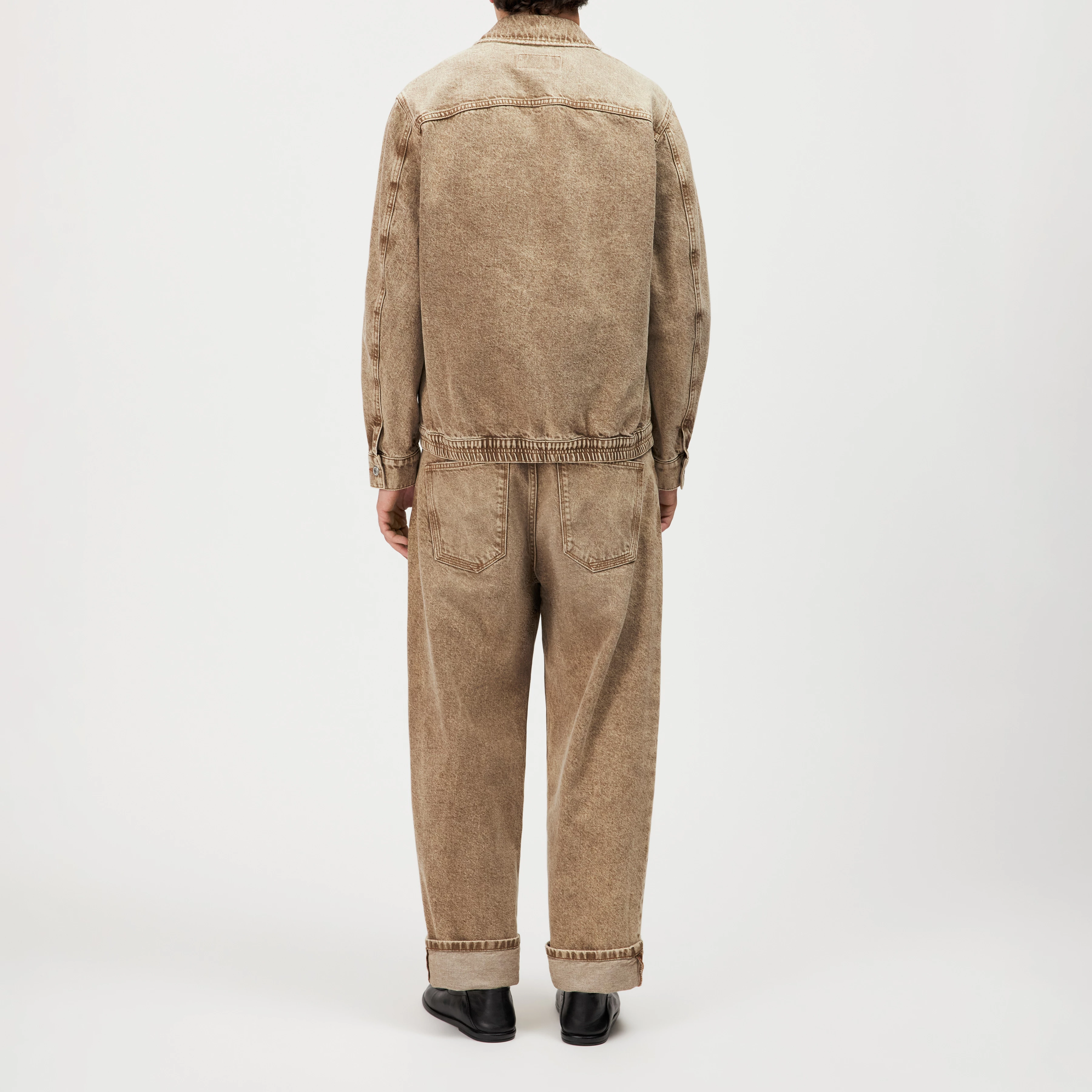MELLAN - Relaxed Fit Jacke in beigefarbener Denimwaschung - Herren - braun - Rückansicht