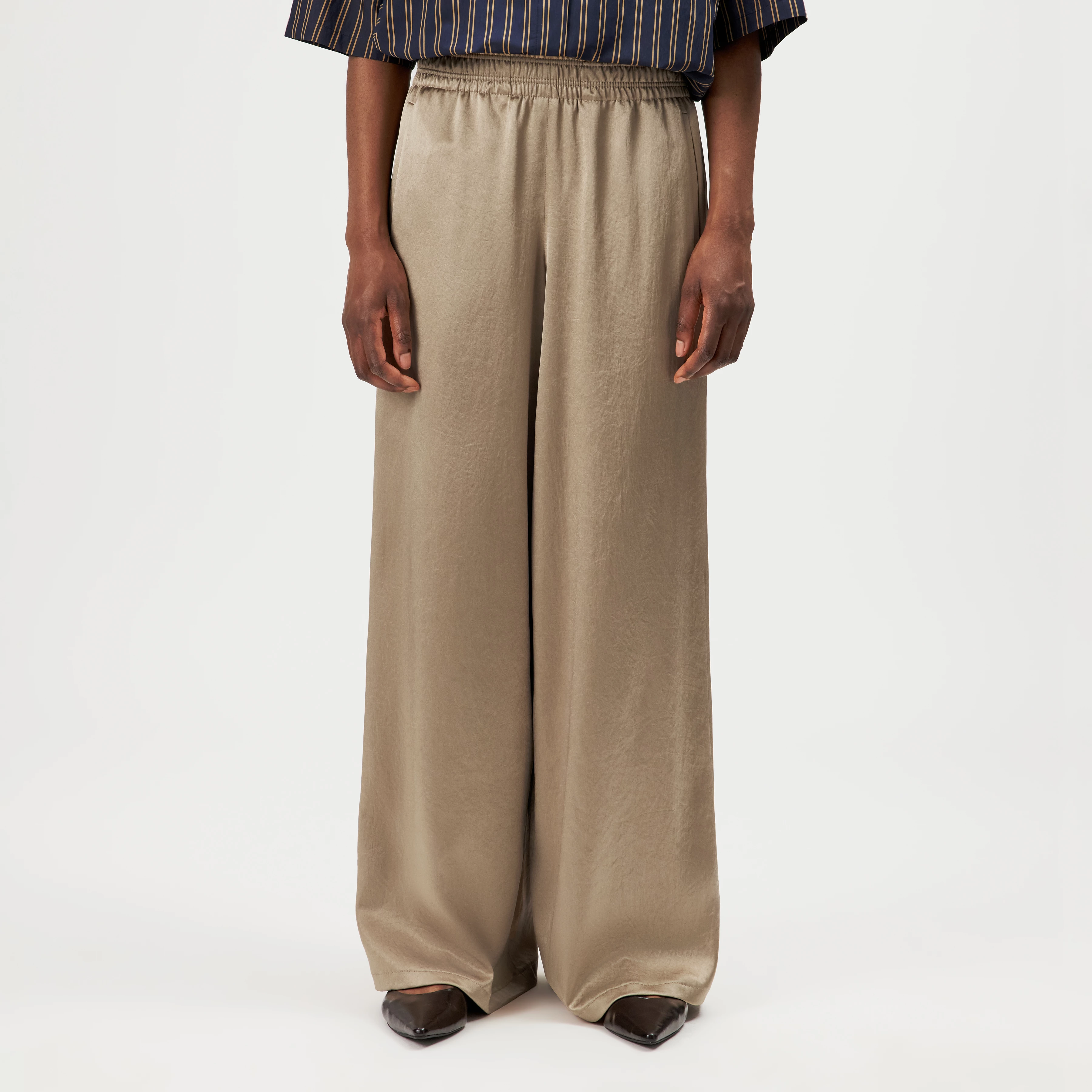 CEILING - Pantalon large en satin fluide - women - marron - Frontansicht