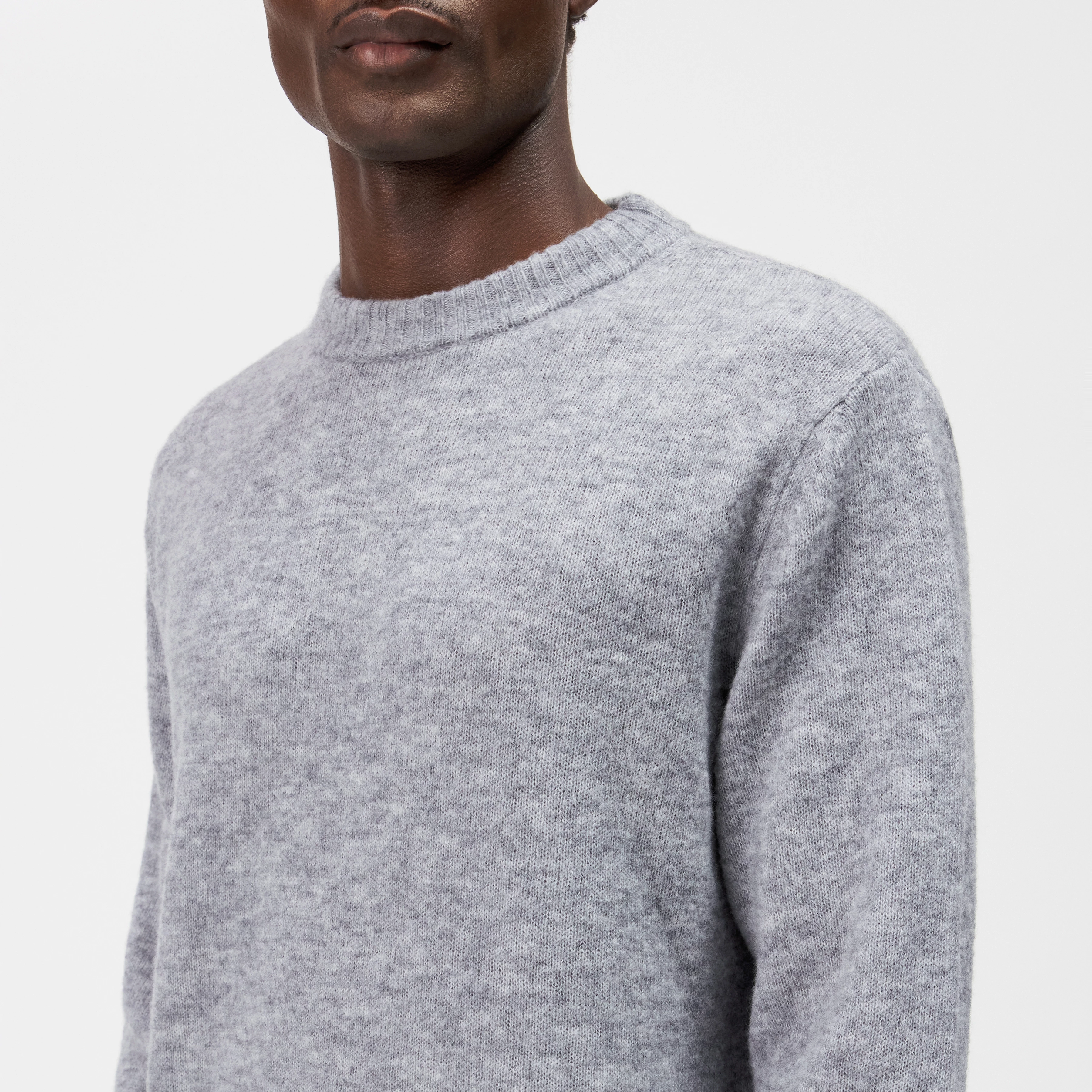 LEANDO - Round-neck jumper in wool blend - men - grey - Detailansicht am Model