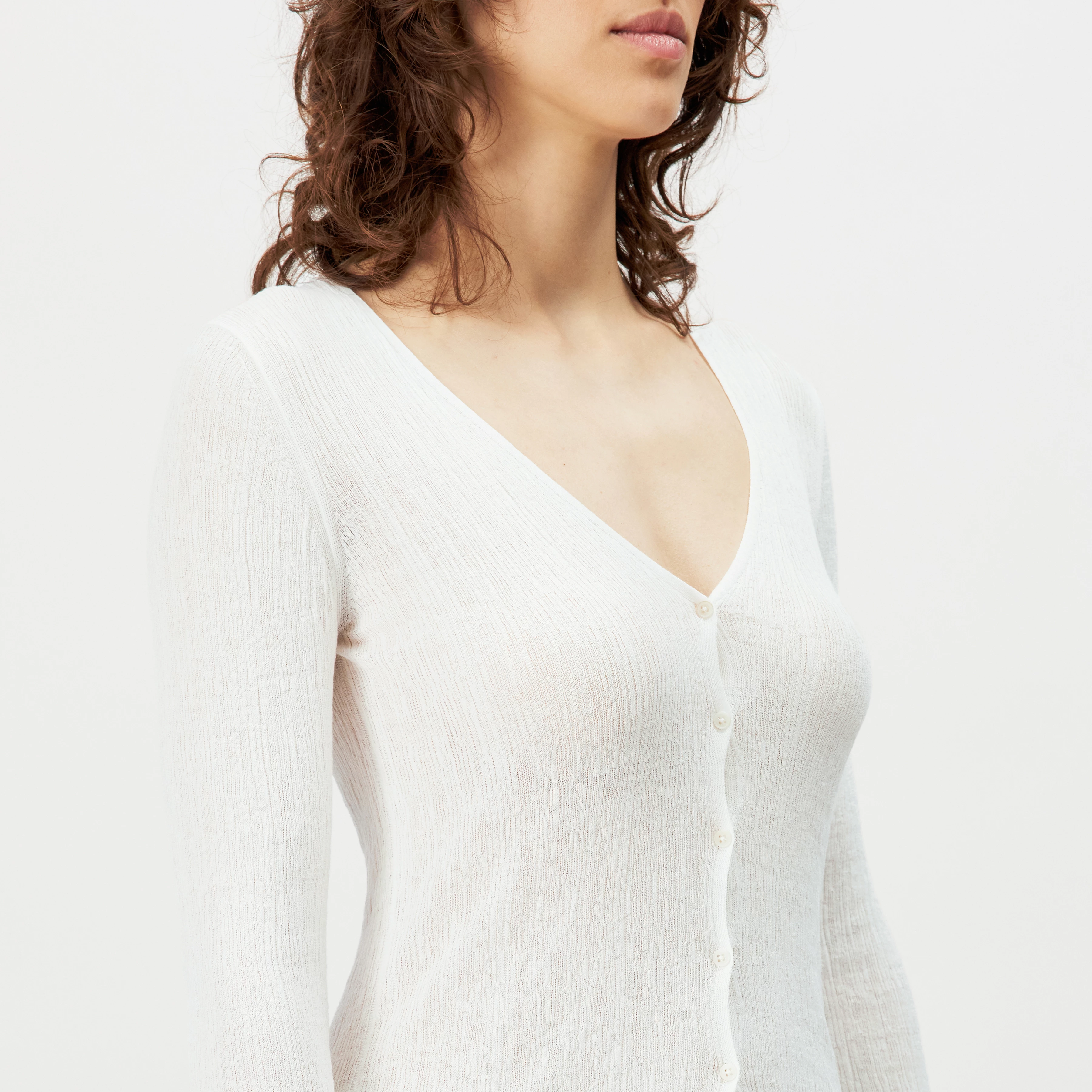 ANIELY - Tight Fit V-Neck Cardigan in Pure Cotton - women - off white - Detailansicht am Model