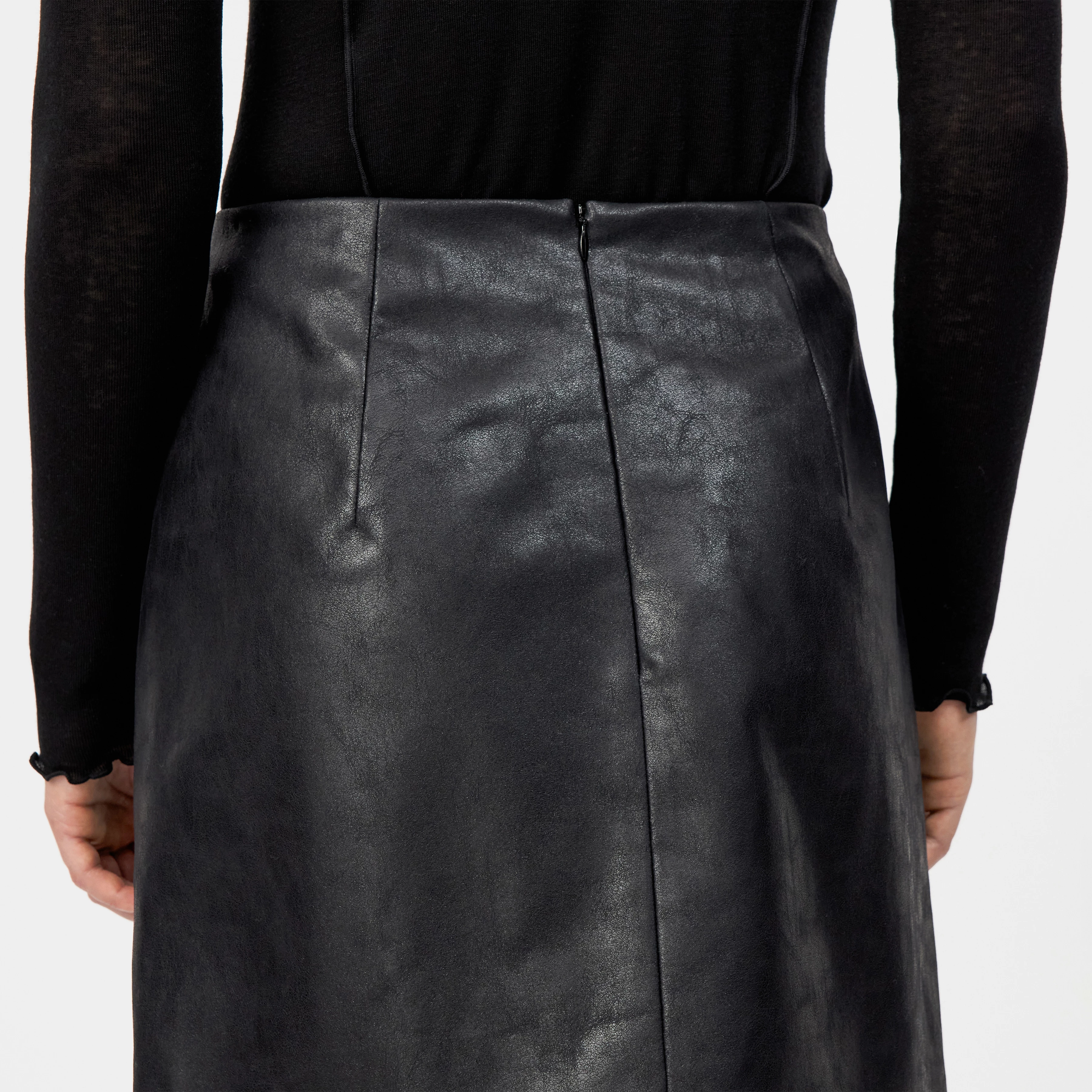 GENTILIE - Minirock in Leder Look - Damen - schwarz - Detailansicht am Model