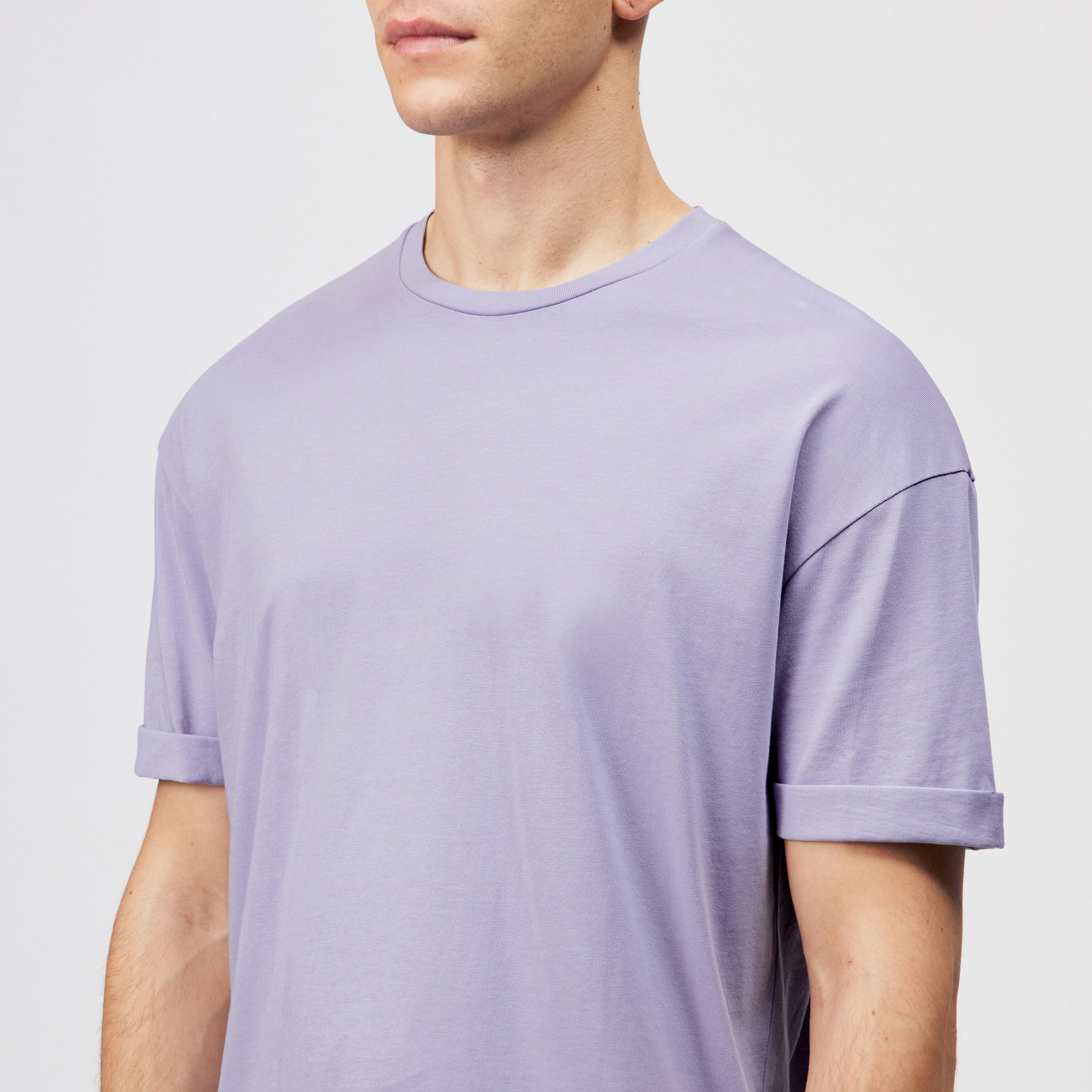THILO - Relaxed Fit T-Shirt in reiner Baumwolle - Herren - lila - Detailansicht am Model