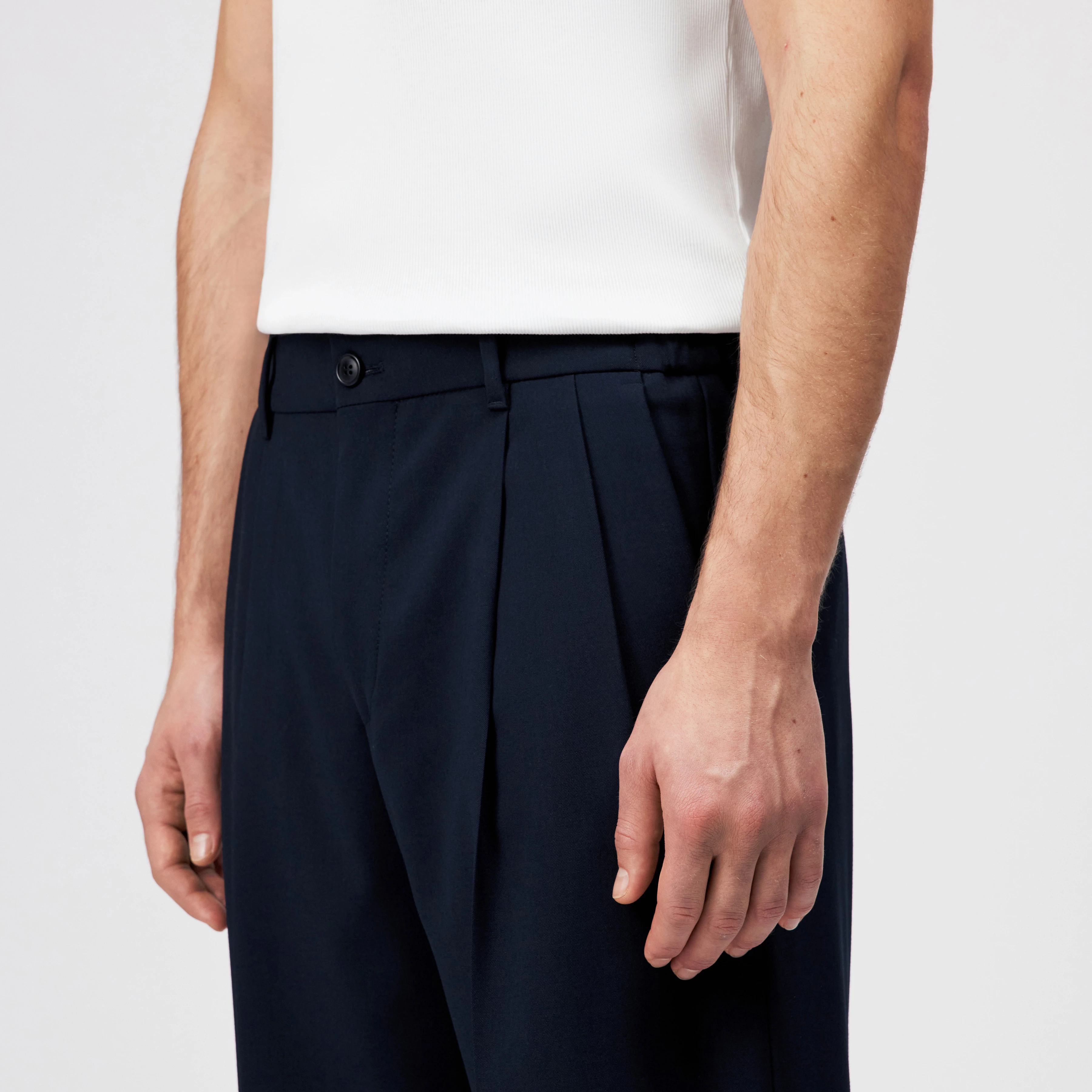 LEEK_WIDE - Relaxed fit broek met bandplooien van gabardine - heren - blauw - Detailansicht am Model