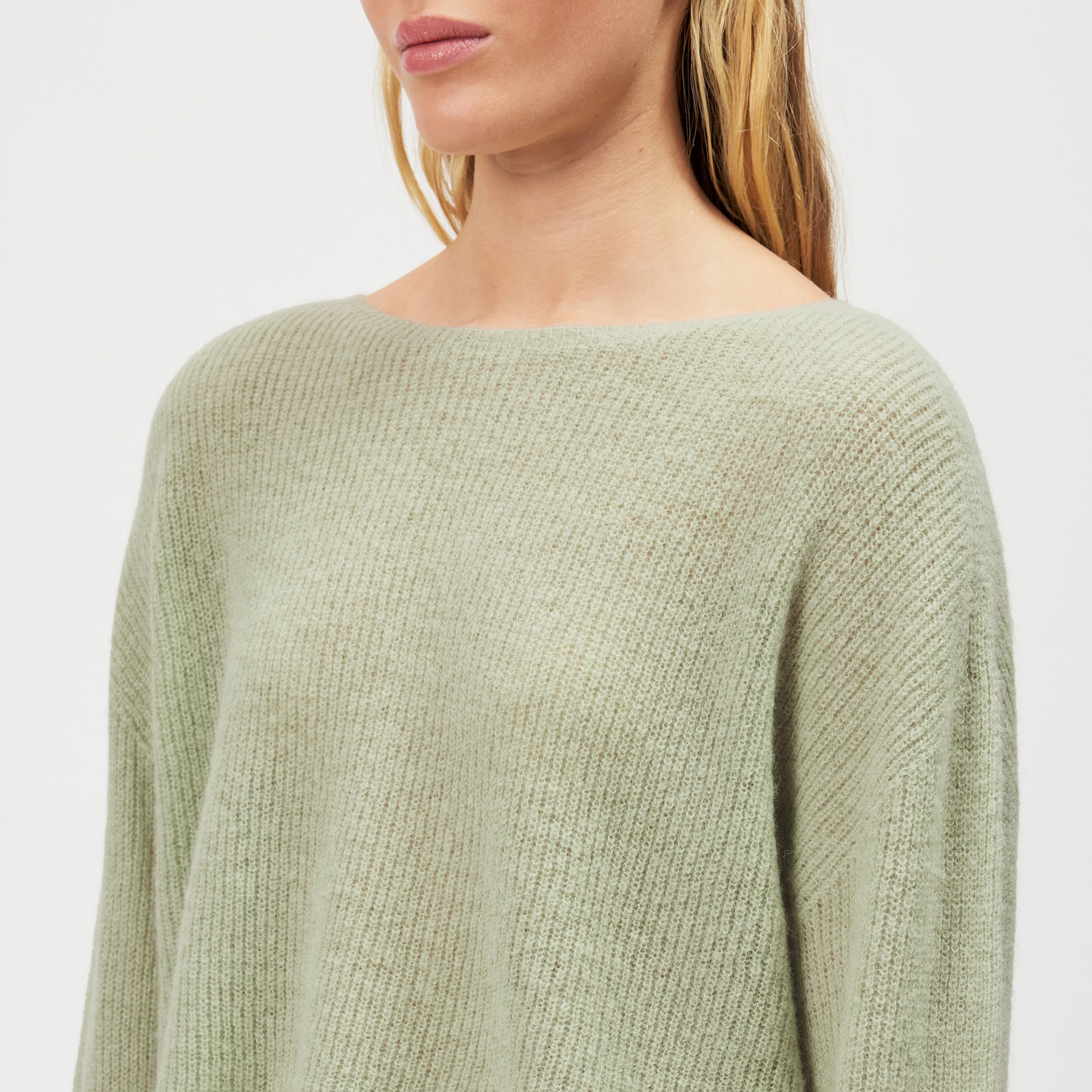 IMENY - Short Suri Alpaca blend jumper - women - green - Detailansicht am Model