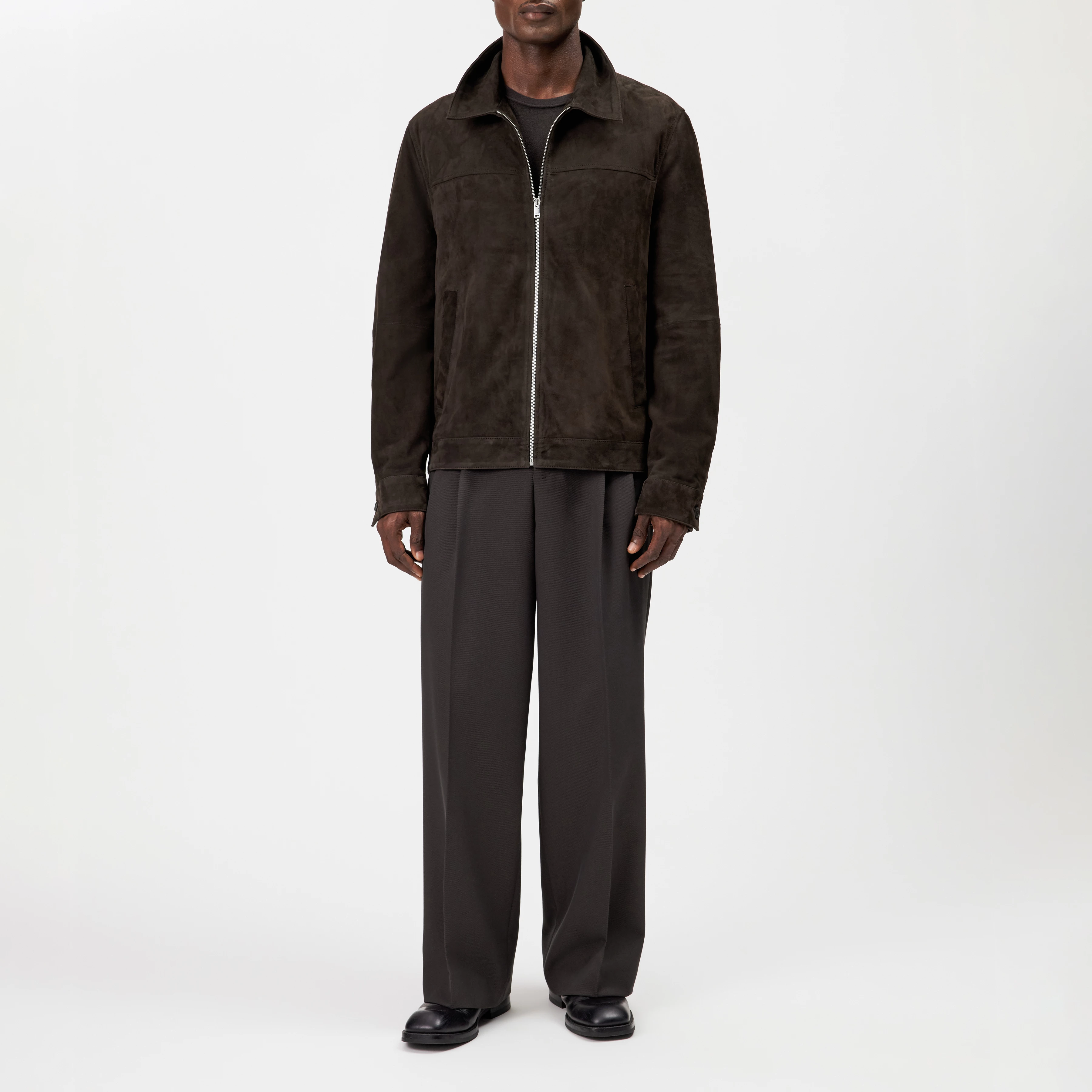 LEEK_WIDE - Relaxed fit pleated twill trousers - men - brown - Ganzkörper-Frontansicht