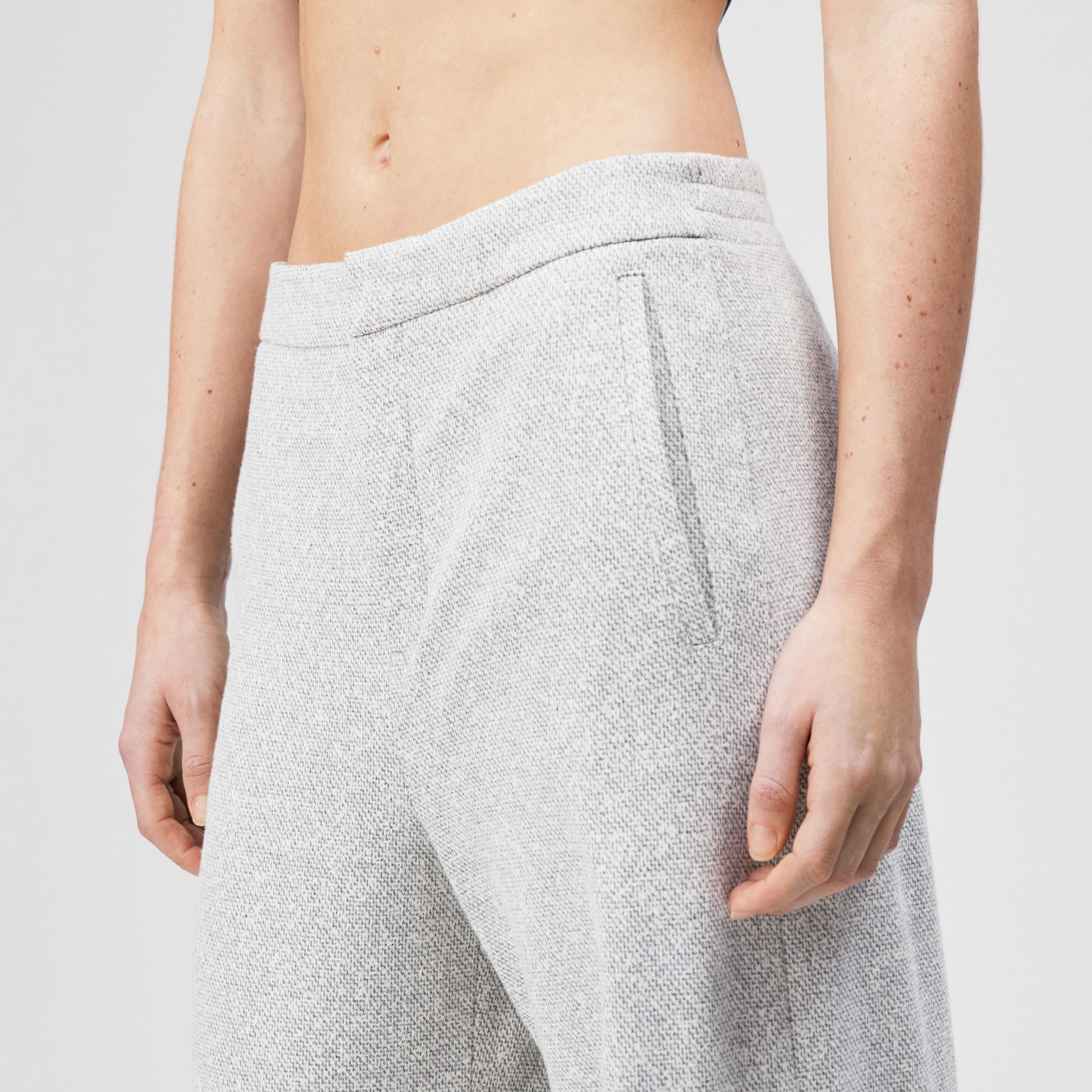 FAE_0 - Hose mit Barrel-Leg in Jersey mit Dessin - Damen - grau - Detailansicht am Model