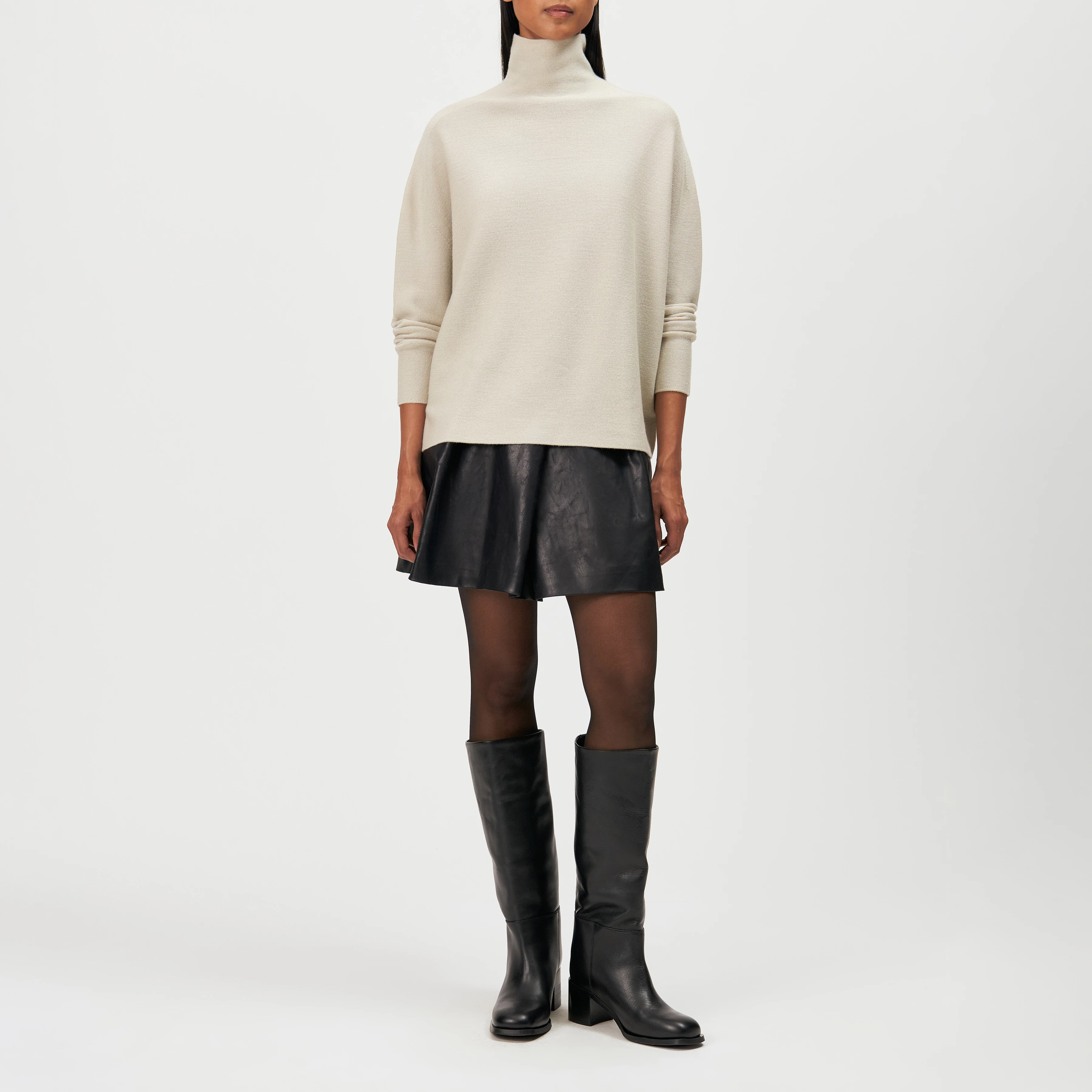 LIORA - Egg-shape turtleneck jumper in 100% merino wool - women - beige - Ganzkörper-Frontansicht