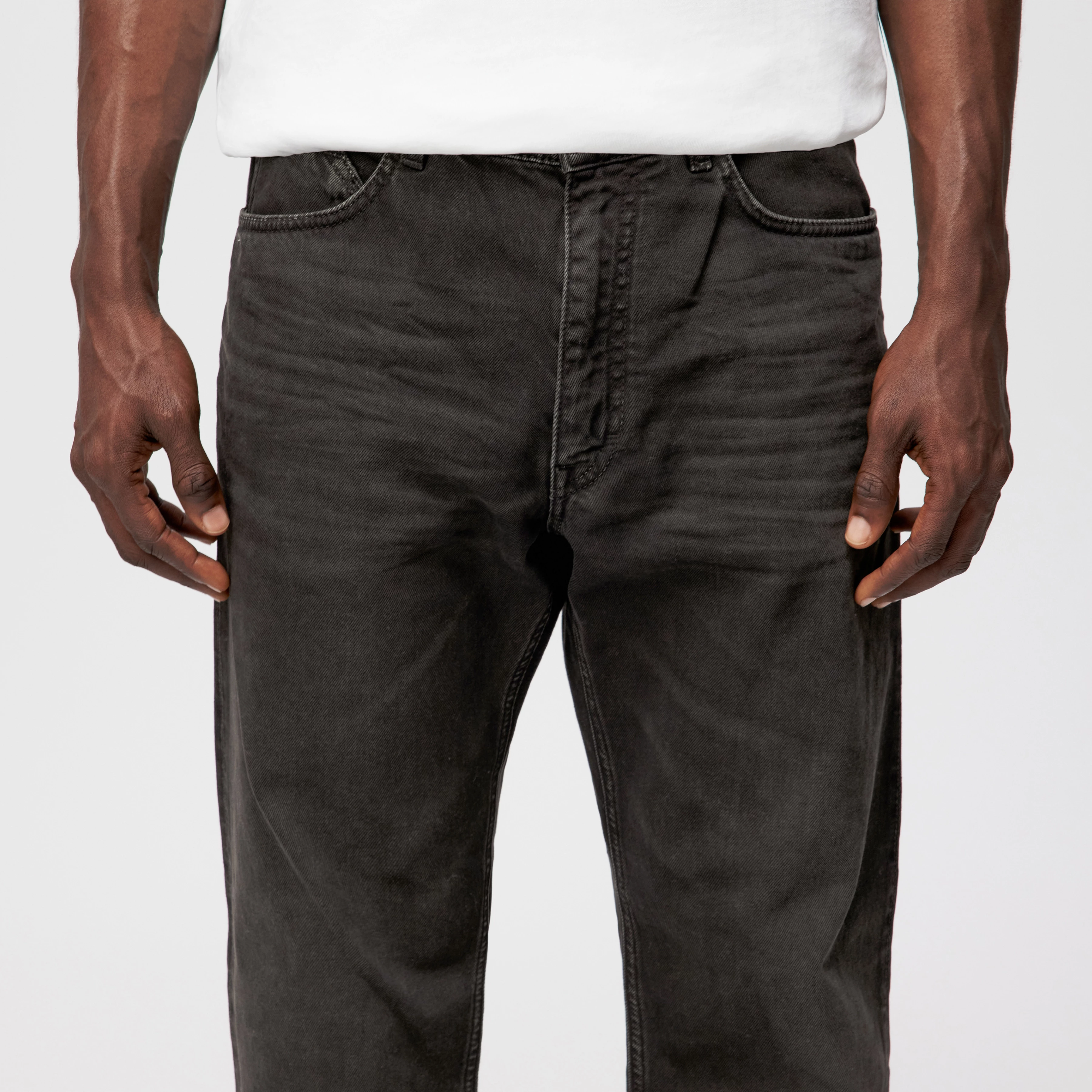 BAGGZY - Relaxed Fit Jeans in Dark-Brown Denim - Herren - braun - Detailansicht am Model