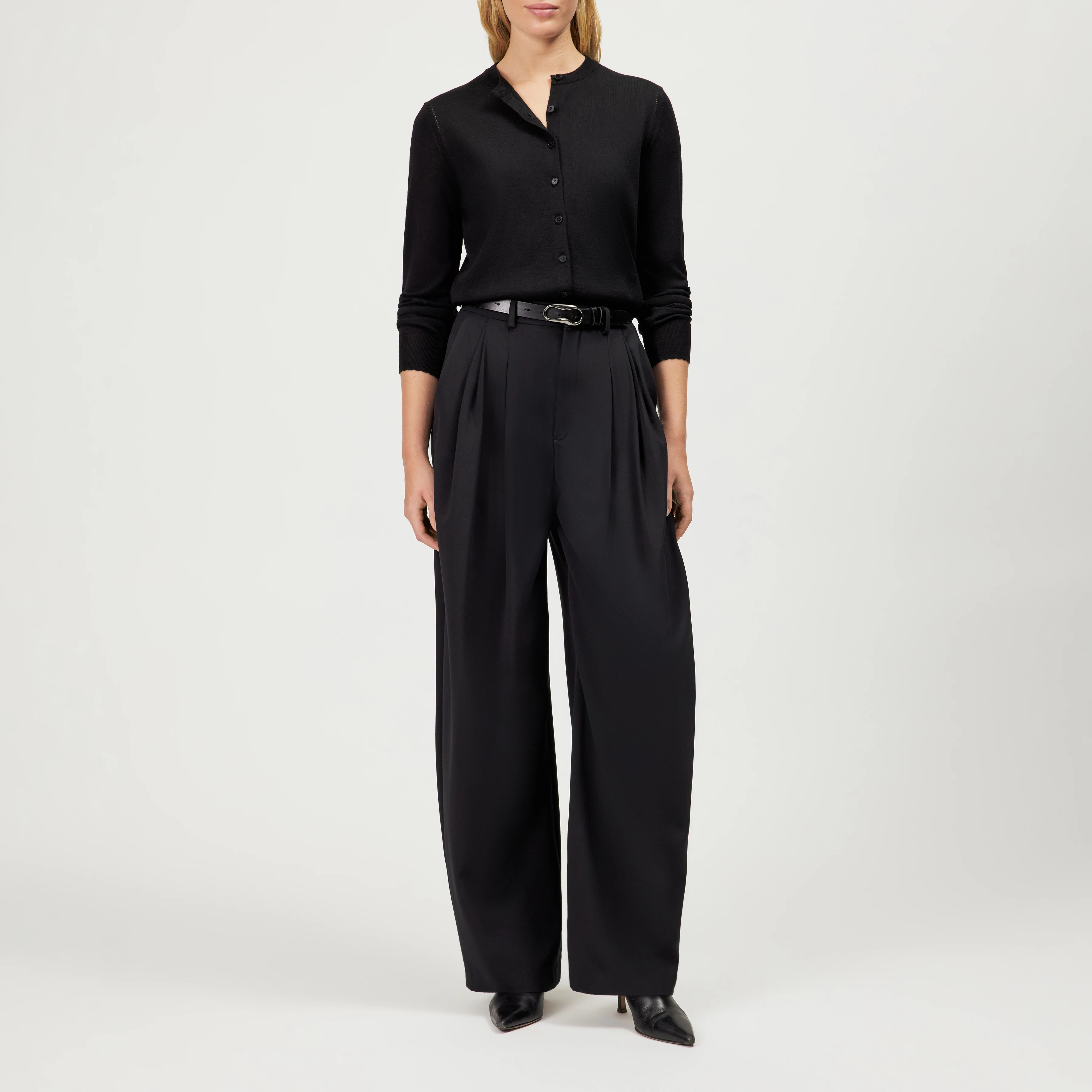 ELICIT - Wide twill pleat trousers - women - black - Ganzkörper-Frontansicht