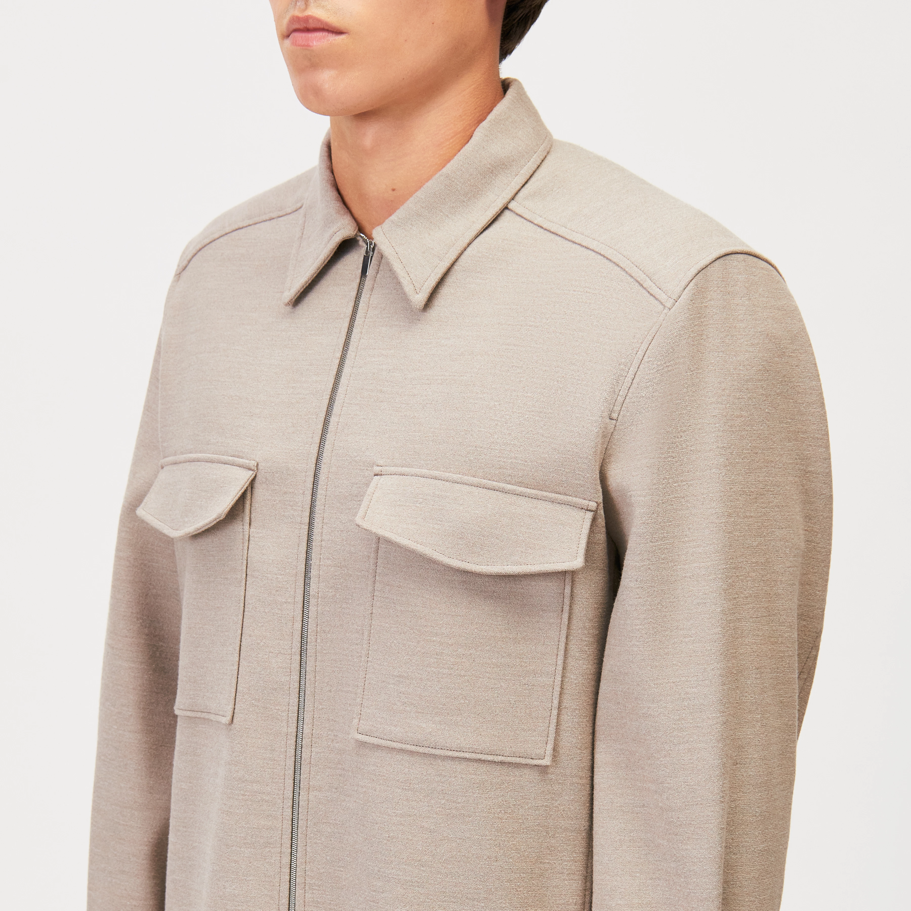 GUNRAY_Z - Relaxed Fit Overshirt mit Reißverschluss - Herren - braun - Detailansicht am Model
