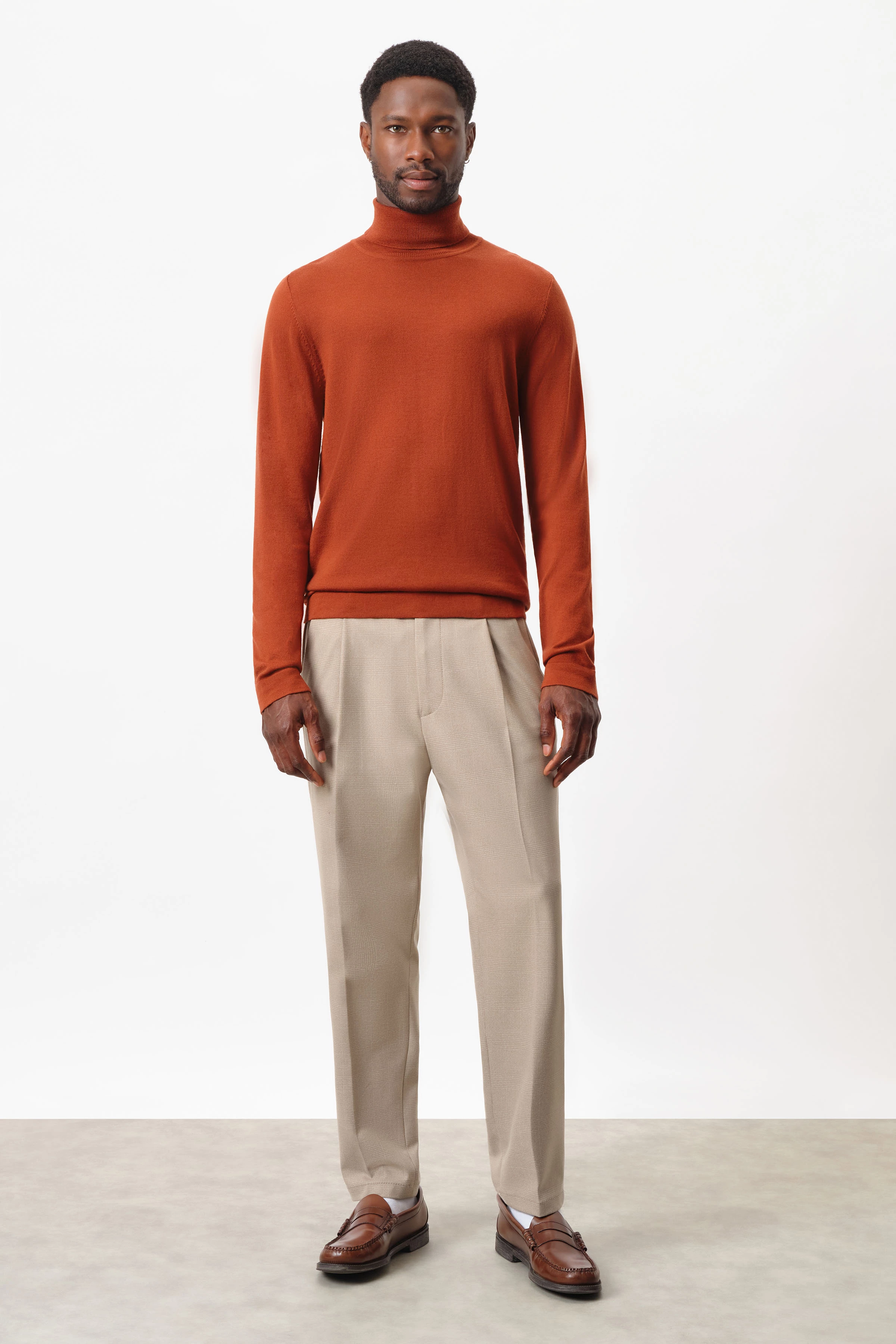 JOEY - merino wool turtleneck jumper - men - orange - Ganzkörper-Frontansicht