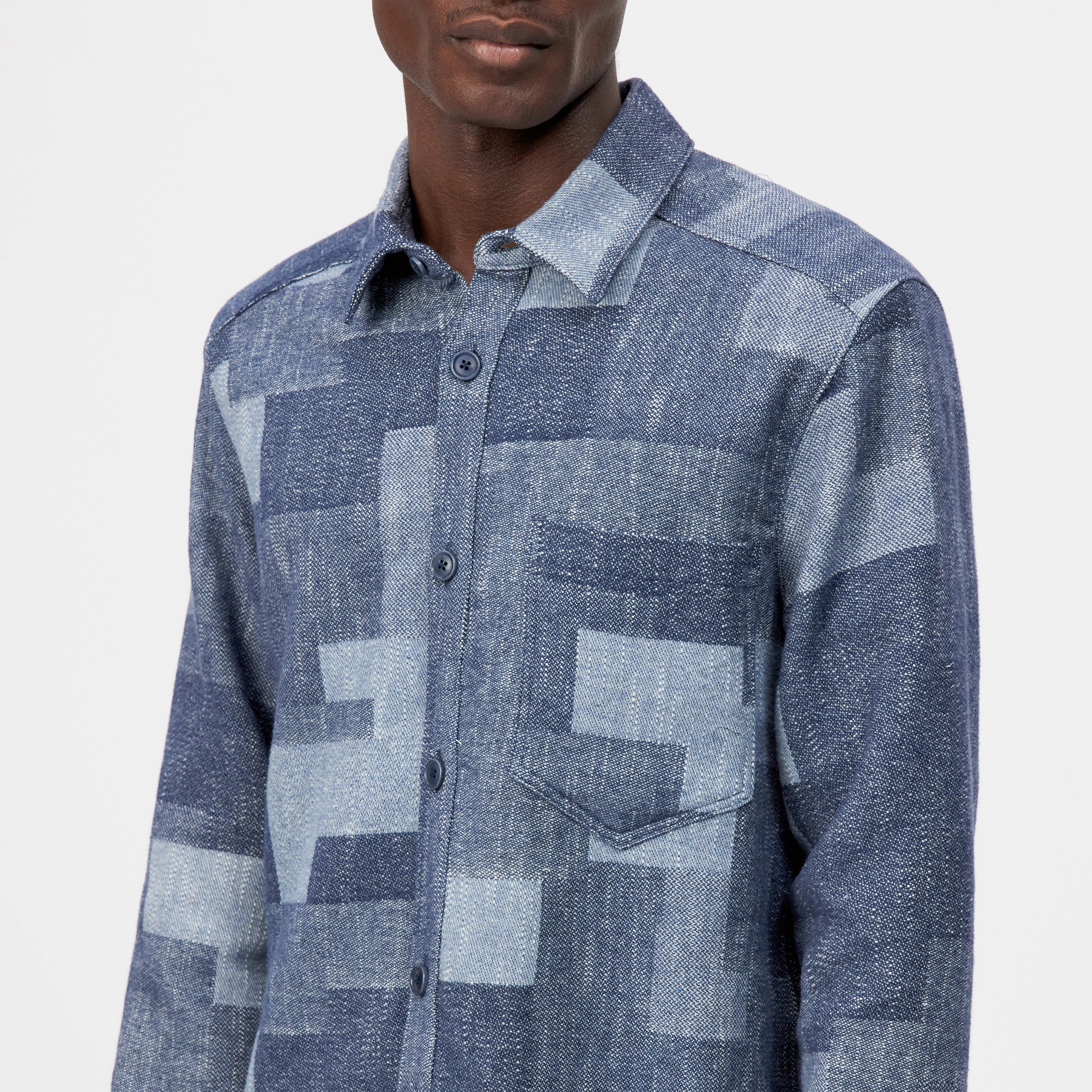 DIEGGO - Overshirt mit Brusttasche in Baumwoll-Mix - Herren - blau - Detailansicht am Model