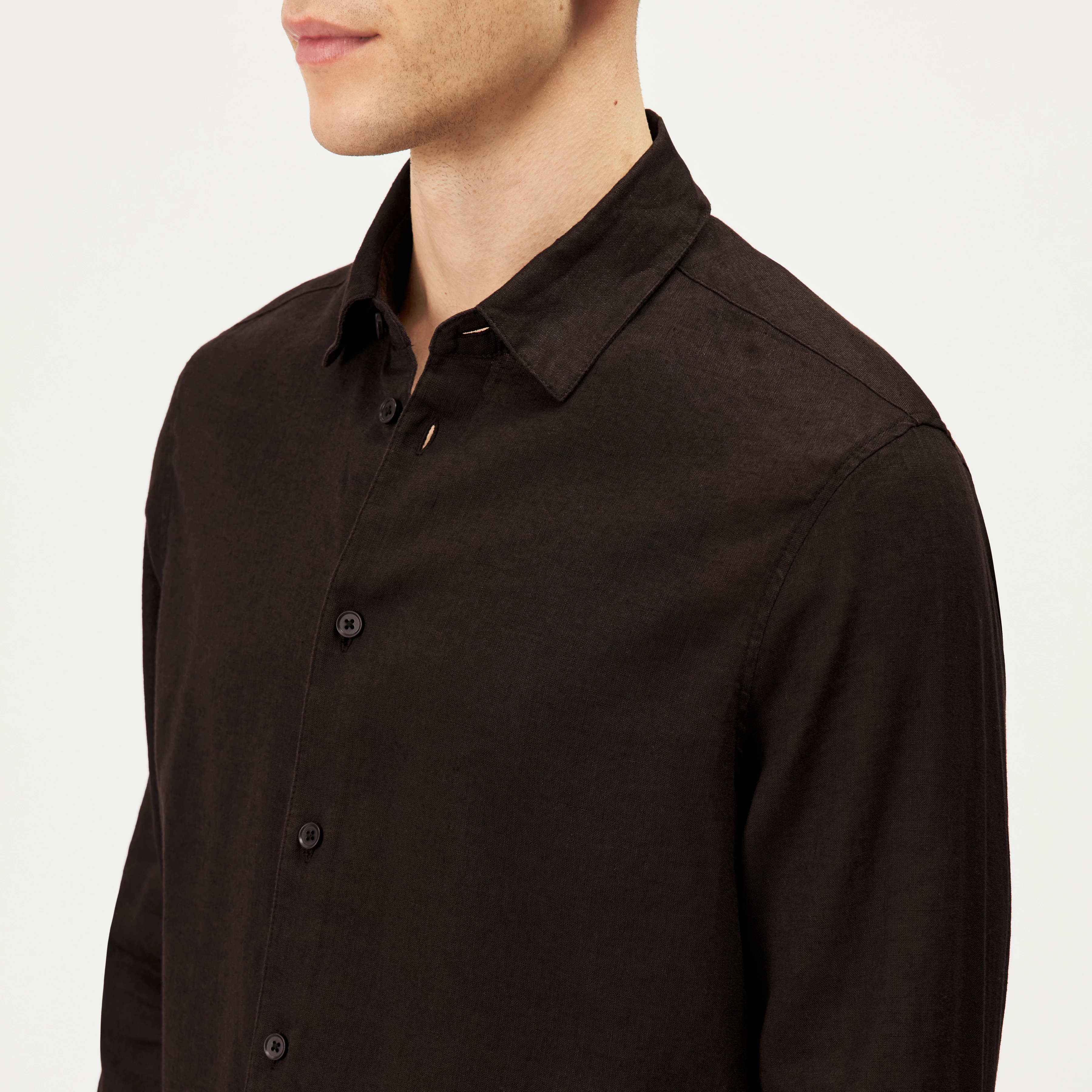 RAMIS - Regular Fit Hemd in Leinen-Baumwoll Mix - Herren - braun - Detailansicht am Model