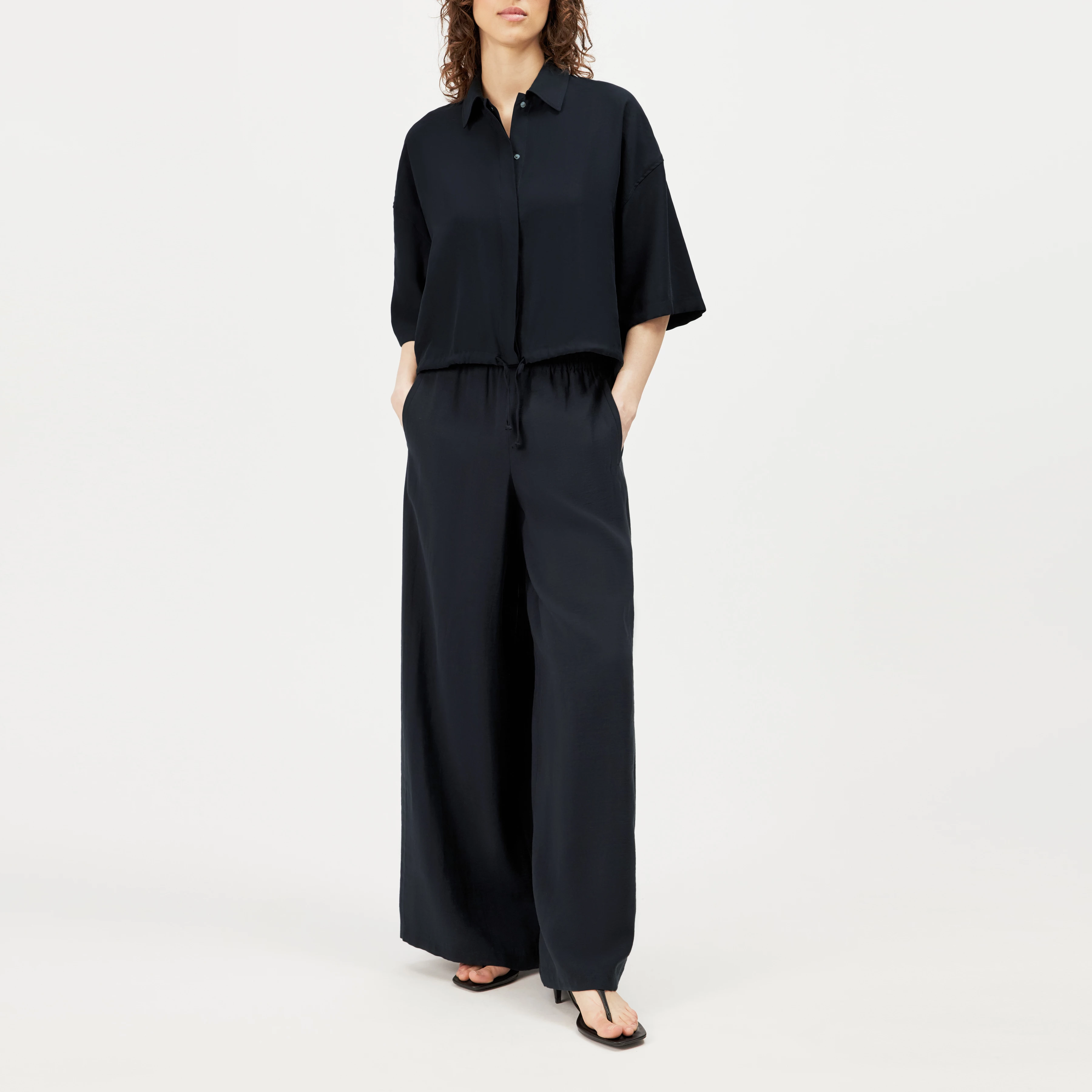 LAINAY - Chemisier court en twill fluide - women - noir - Ganzkörper-Frontansicht