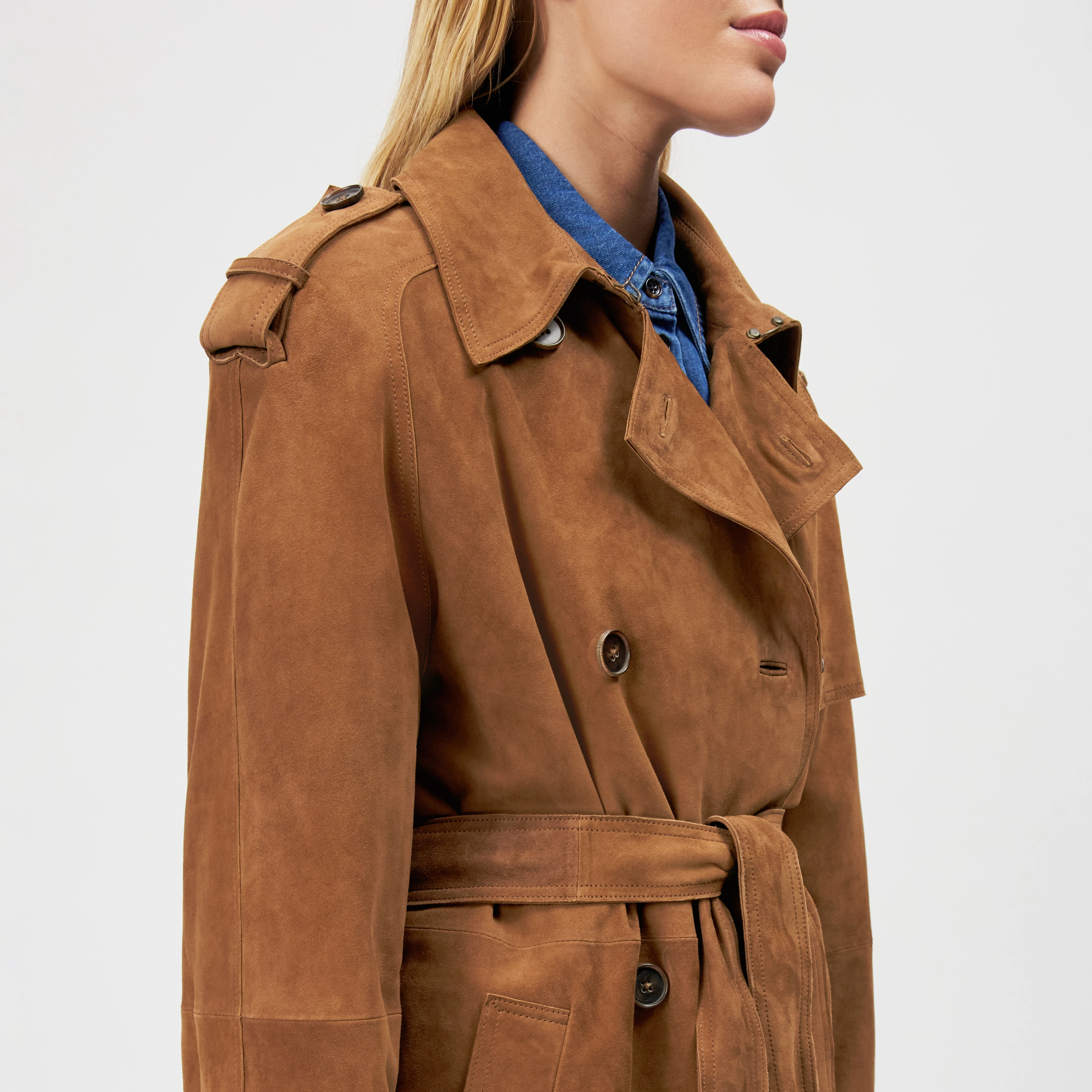 PENLEY - Short matte suede trench coat - women - brown - Detailansicht am Model