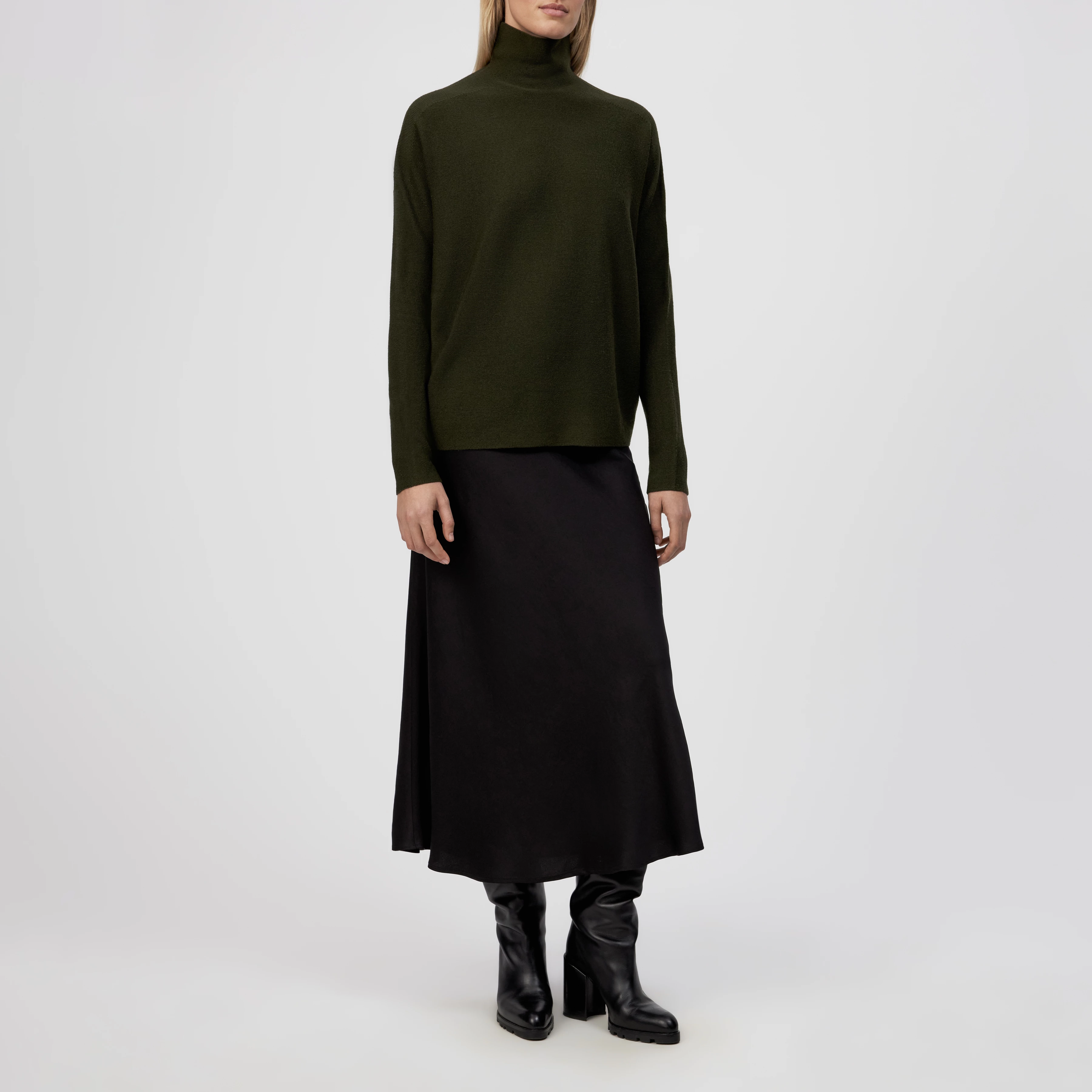 LIORA - Egg-Shape Rollkragenpullover in 100% Merinowolle - Damen - grün - Ganzkörper-Frontansicht