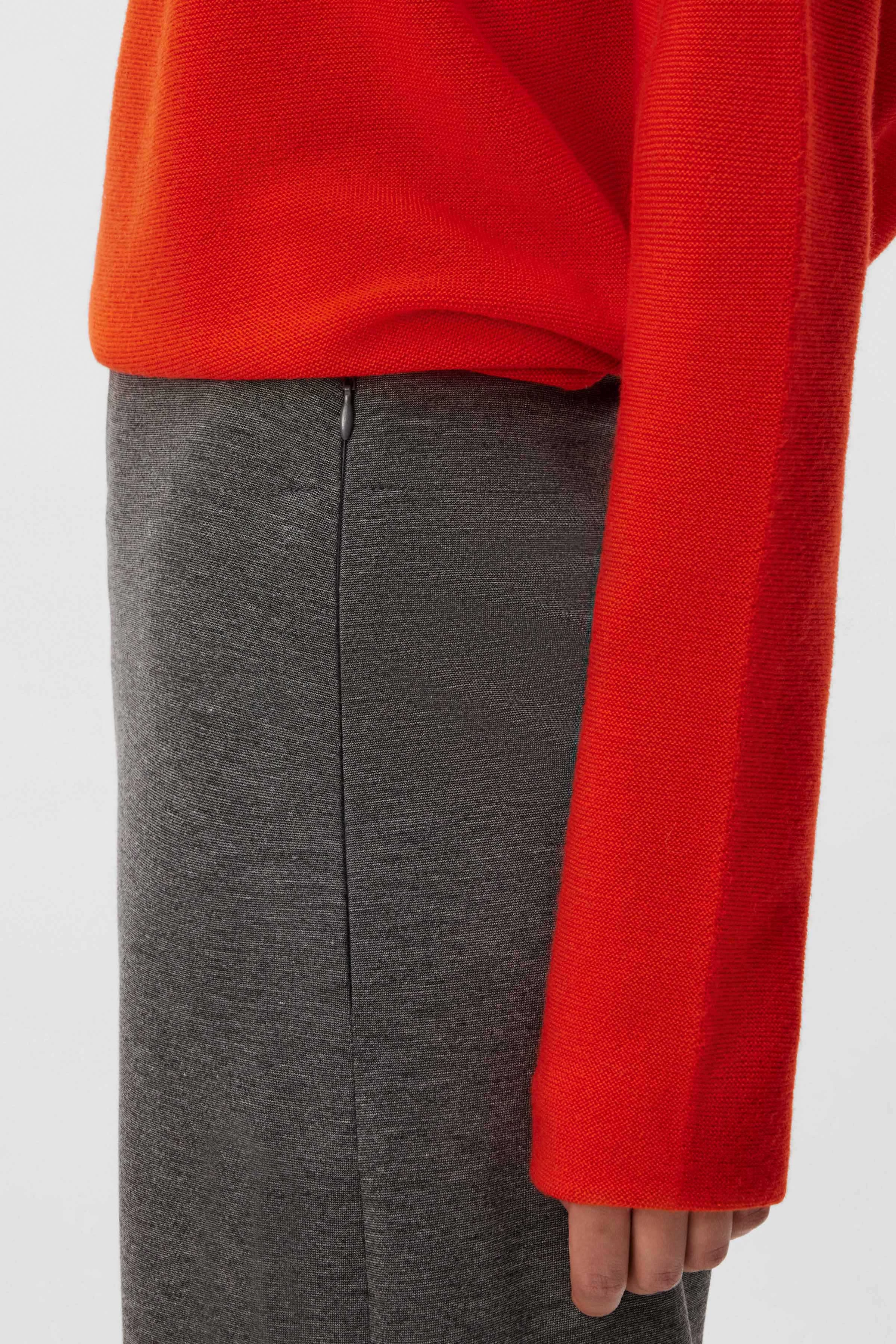 SEAL - jersey trousers with barrel leg - women - grey - Detailansicht am Model