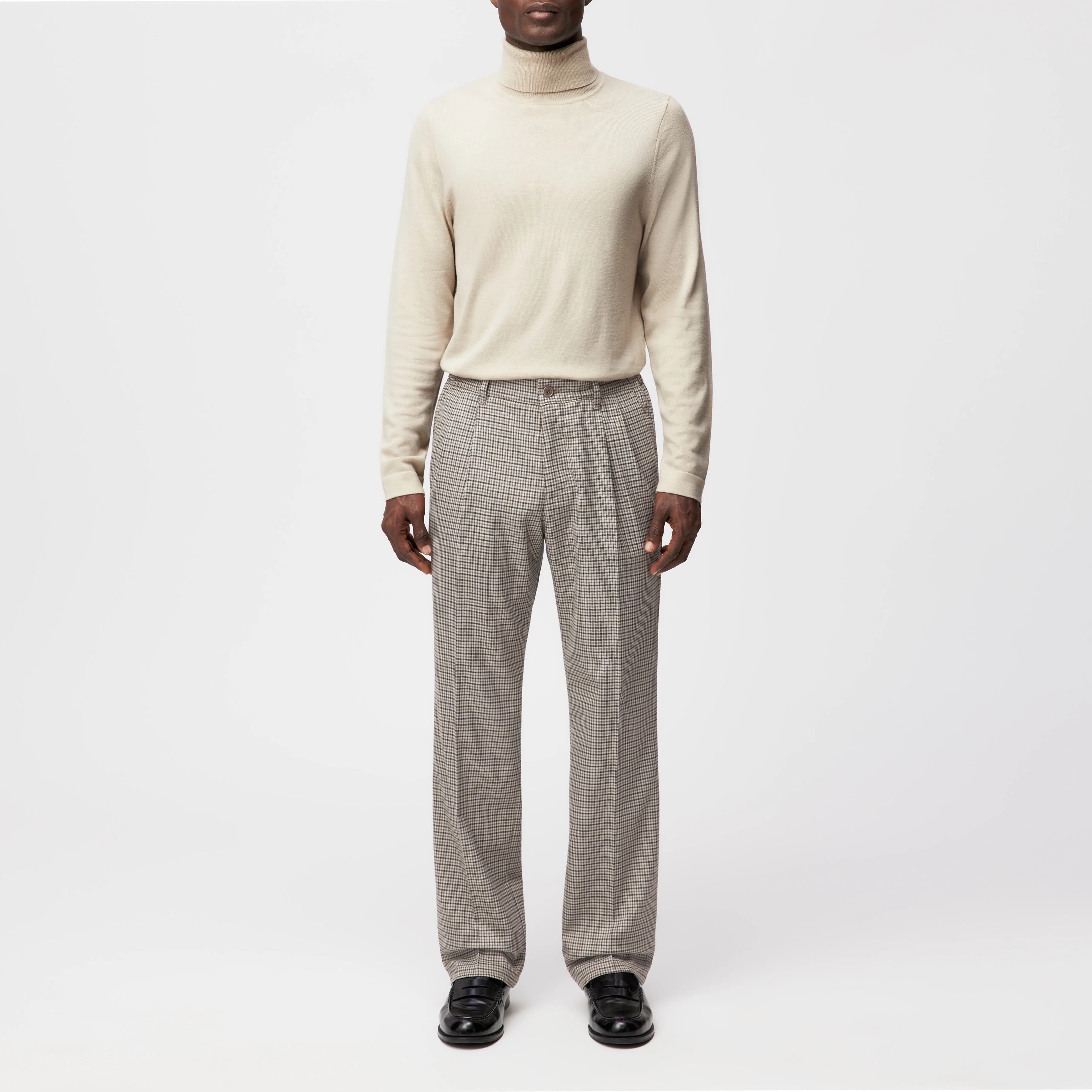 LEEK - Relaxed Fit Bundfaltenhose in Viskose-Mix - Herren - braun - Ganzkörper-Frontansicht