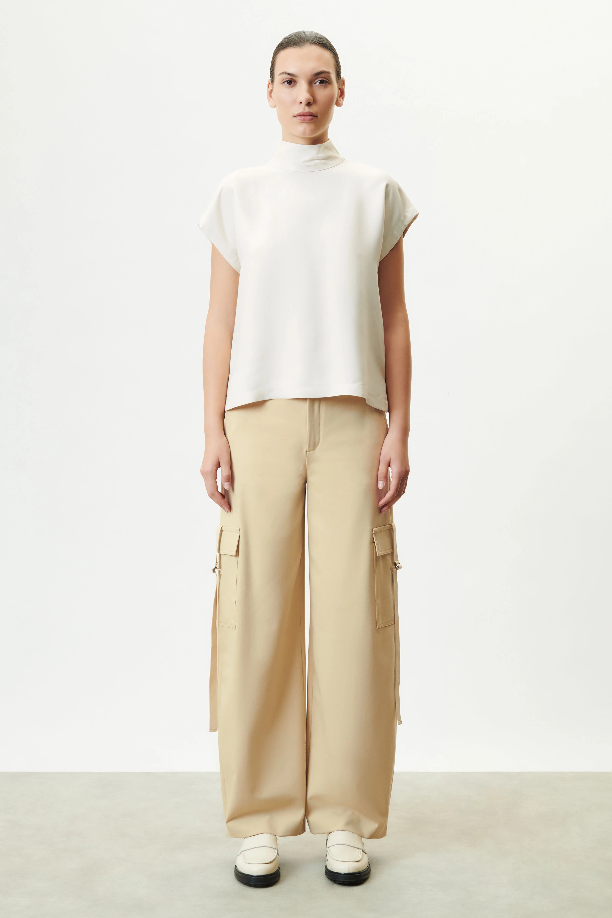 ALARIA - overhemdblouse met opstaande kraag in satijn - dames - beige - Ganzkörper-Frontansicht