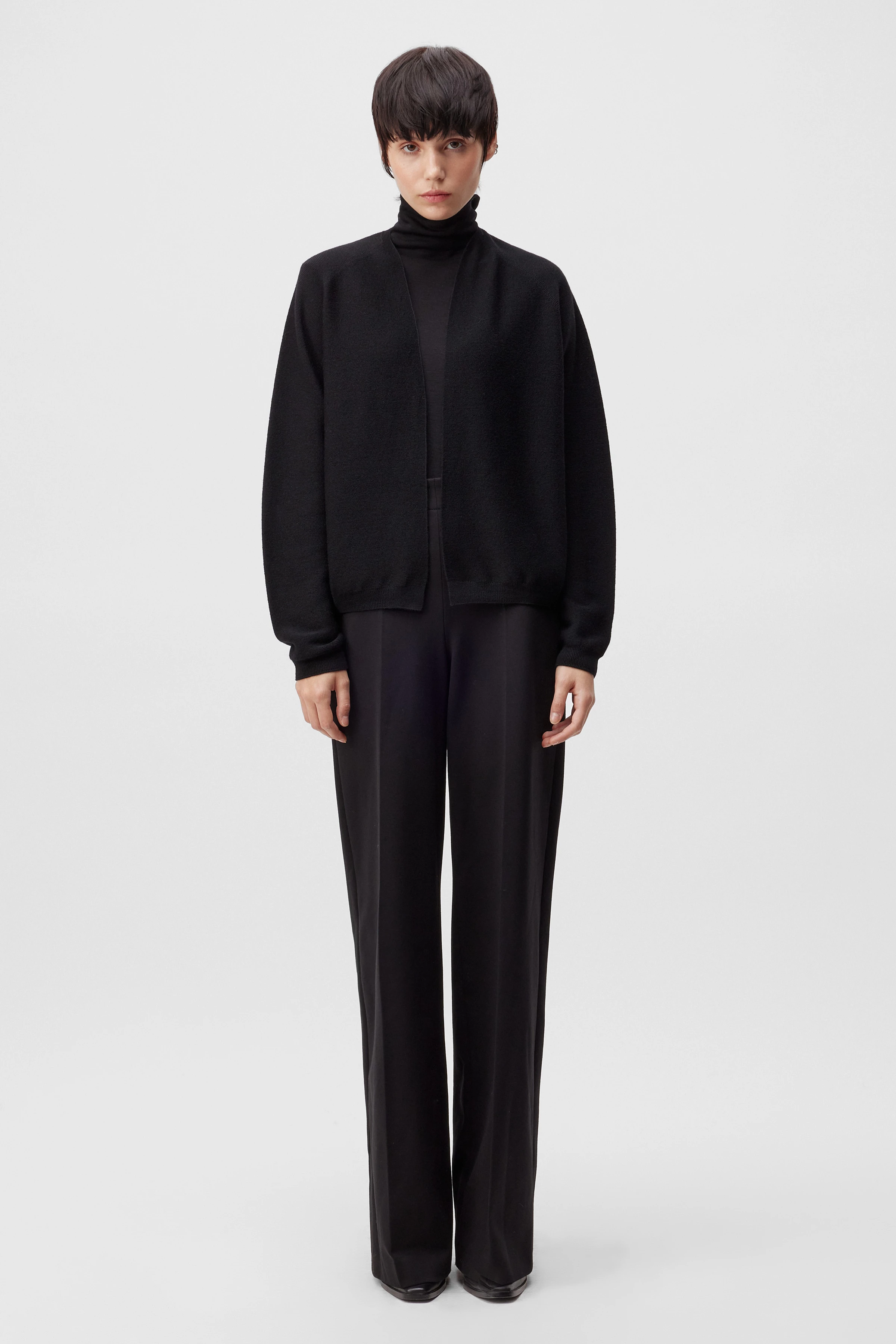 MANUMY - cleane Strickjacke in Merinowolle - Damen - schwarz - Ganzkörper-Frontansicht