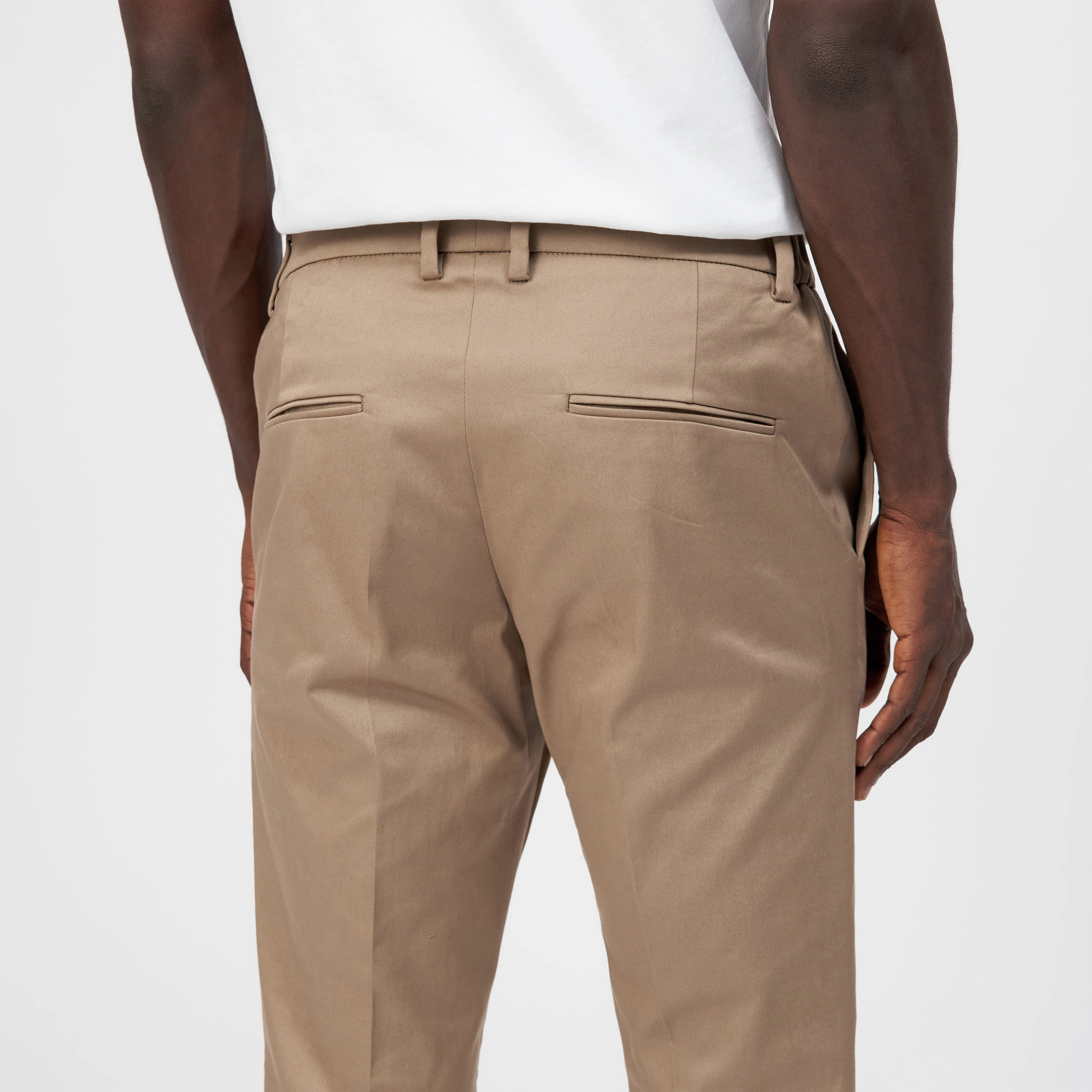 AJEND - Pantalon confectionné en gabardine de coton - men - marron - Detailansicht am Model
