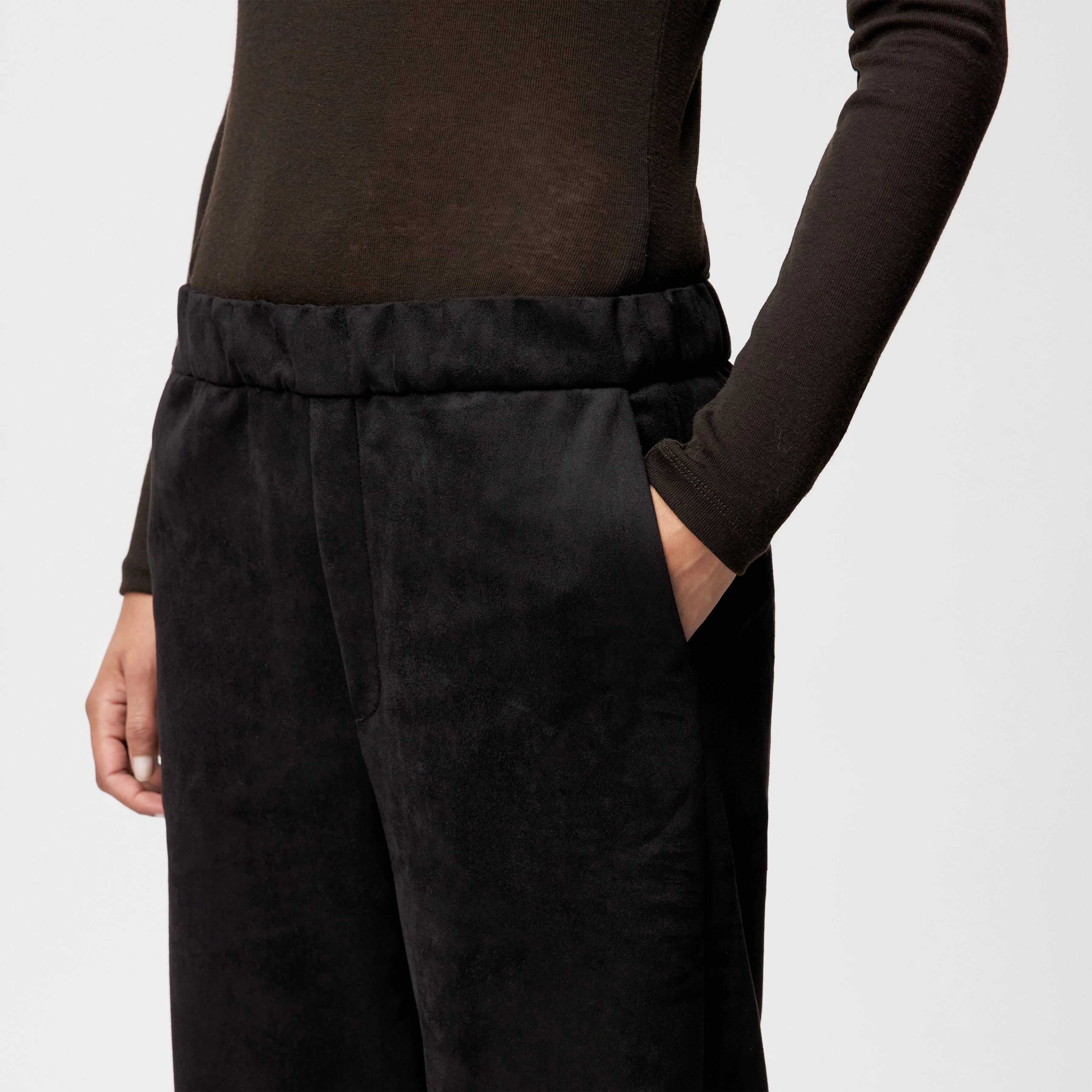 CONSIDER - Schlupfhose mit Barrel-Leg in Veloursleder-Optik - Damen - schwarz - Detailansicht am Model