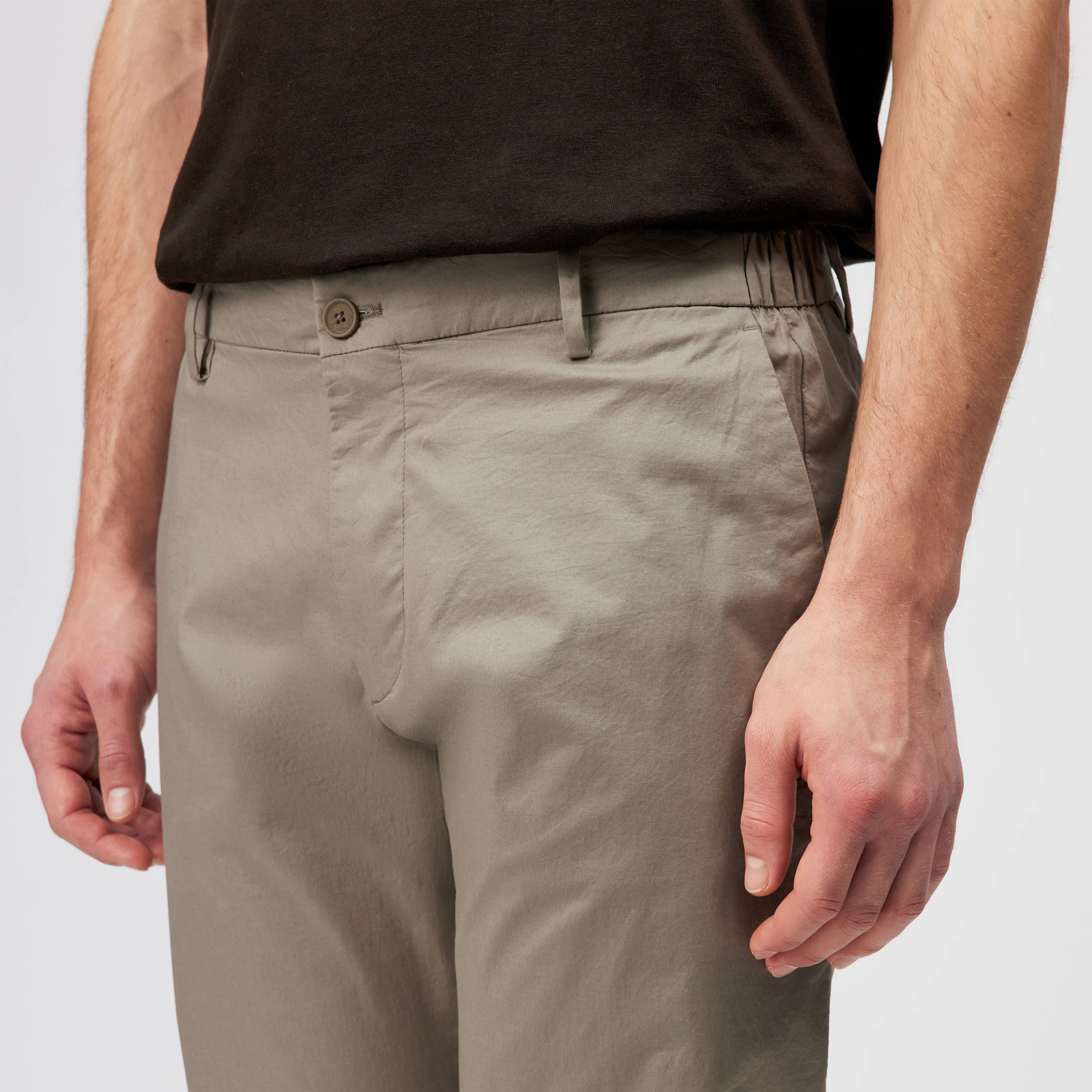 AJEND - Ready-made trousers in cotton gabardine - men - beige - Detailansicht am Model