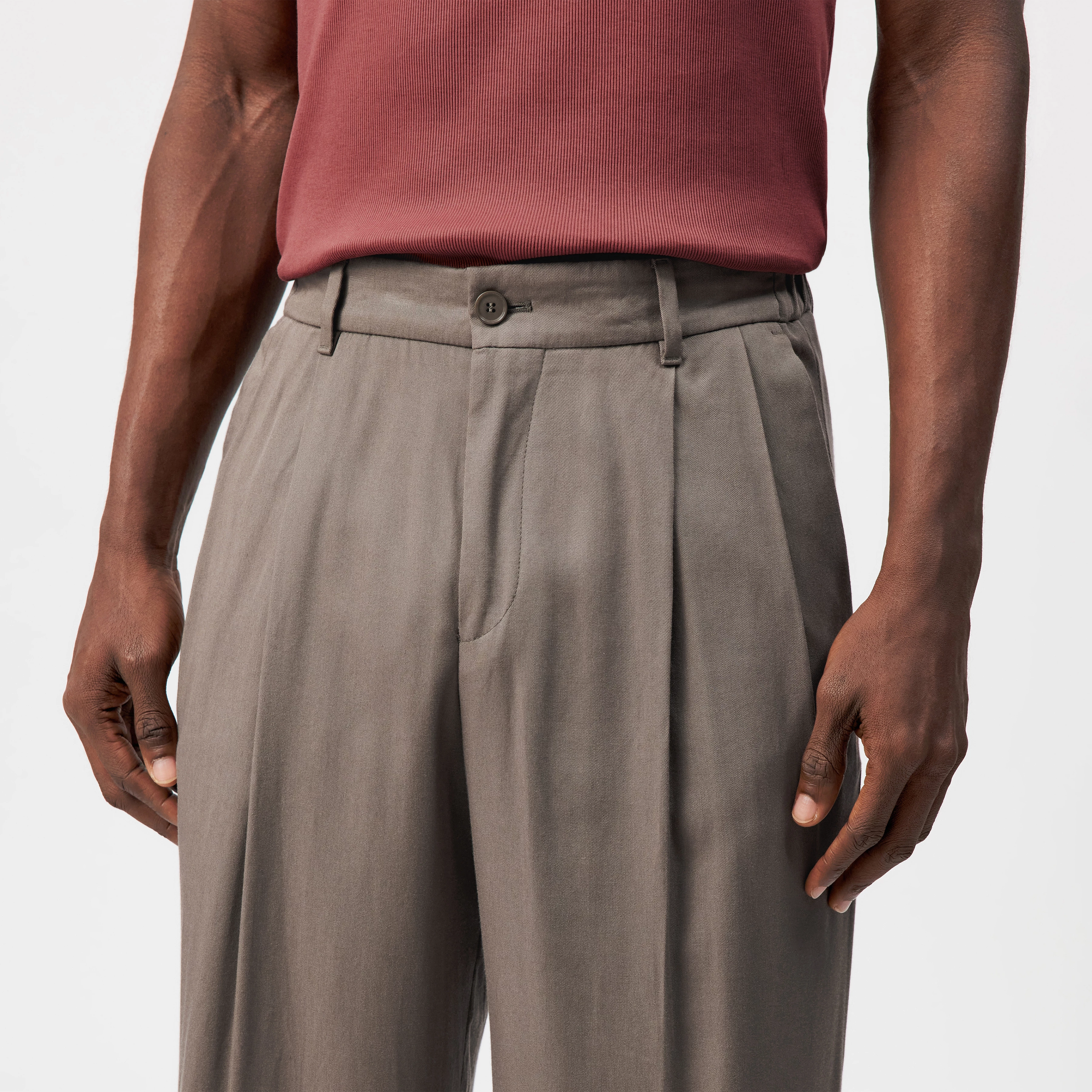 LEEK_WIDE - Relaxed Fit Bundfaltenhose aus reinem Lyocell-Twill - Herren - braun - Detailansicht am Model