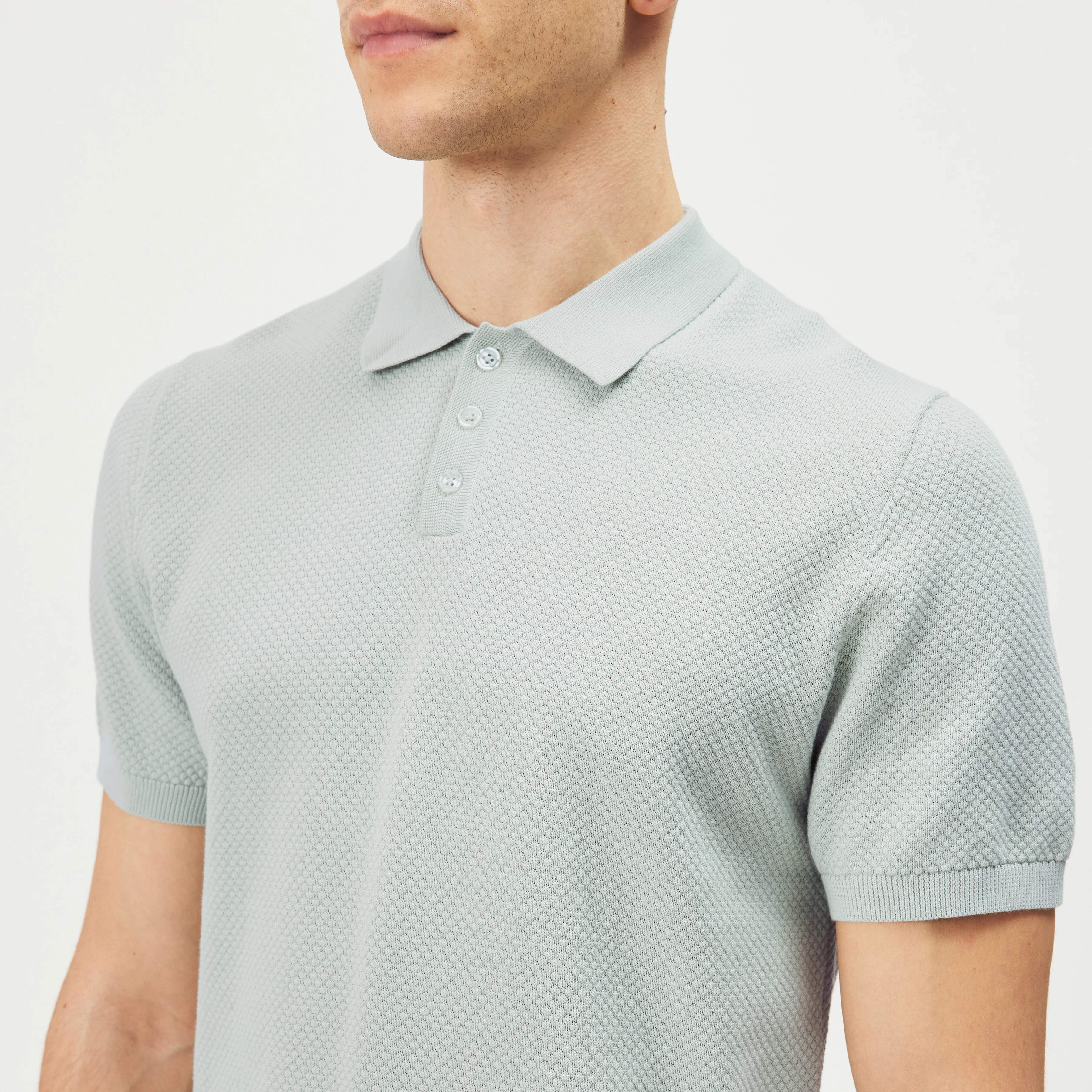 TRITON - Polo en coton - men - vert - Detailansicht am Model