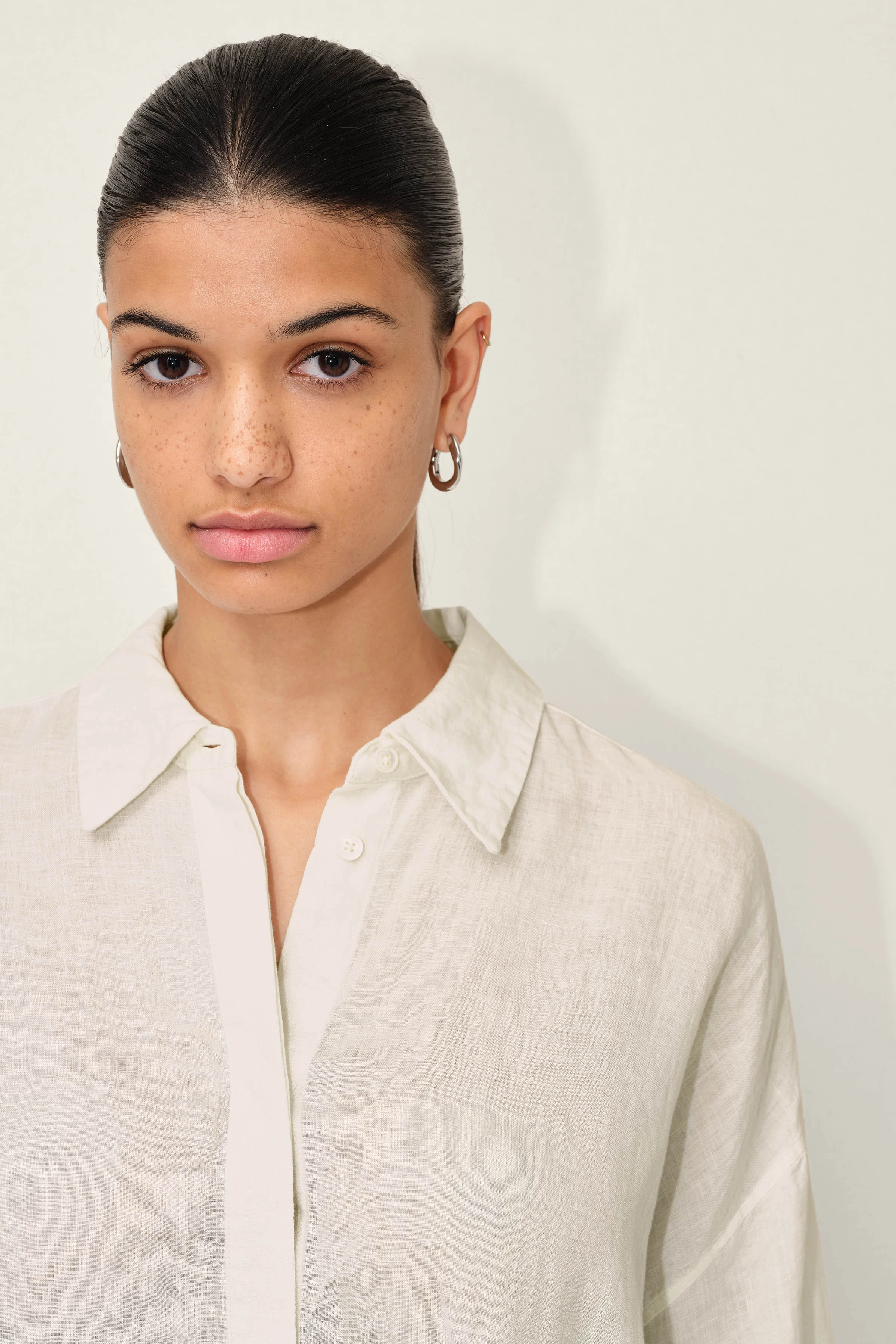 MIDINIA - Hemdblusenkleid aus Leinen - Damen - off white - Detailansicht am Model