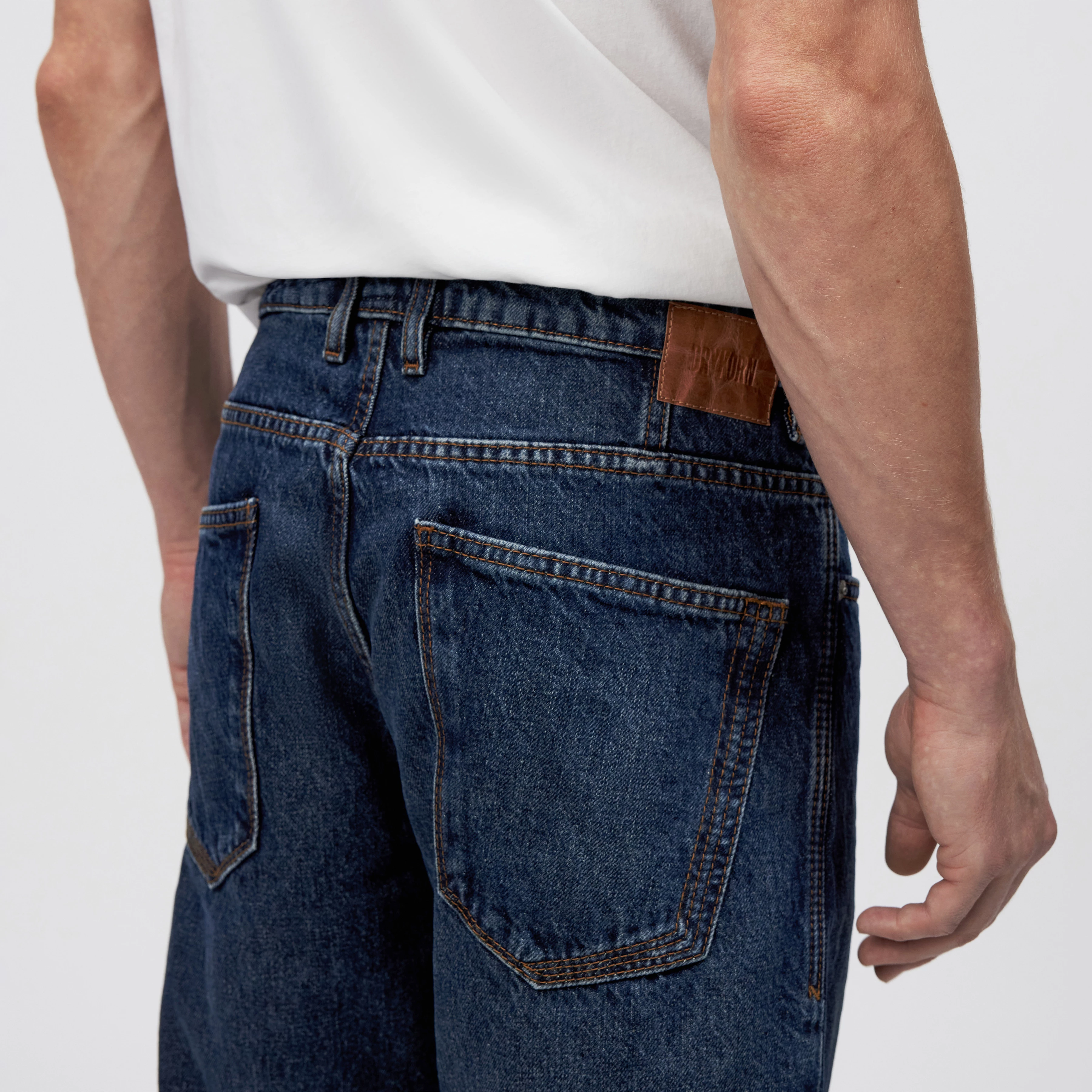 HIGHT - Relaxed Fit Jeans in Mid-Blue Denim - Herren - blau - Detailansicht am Model