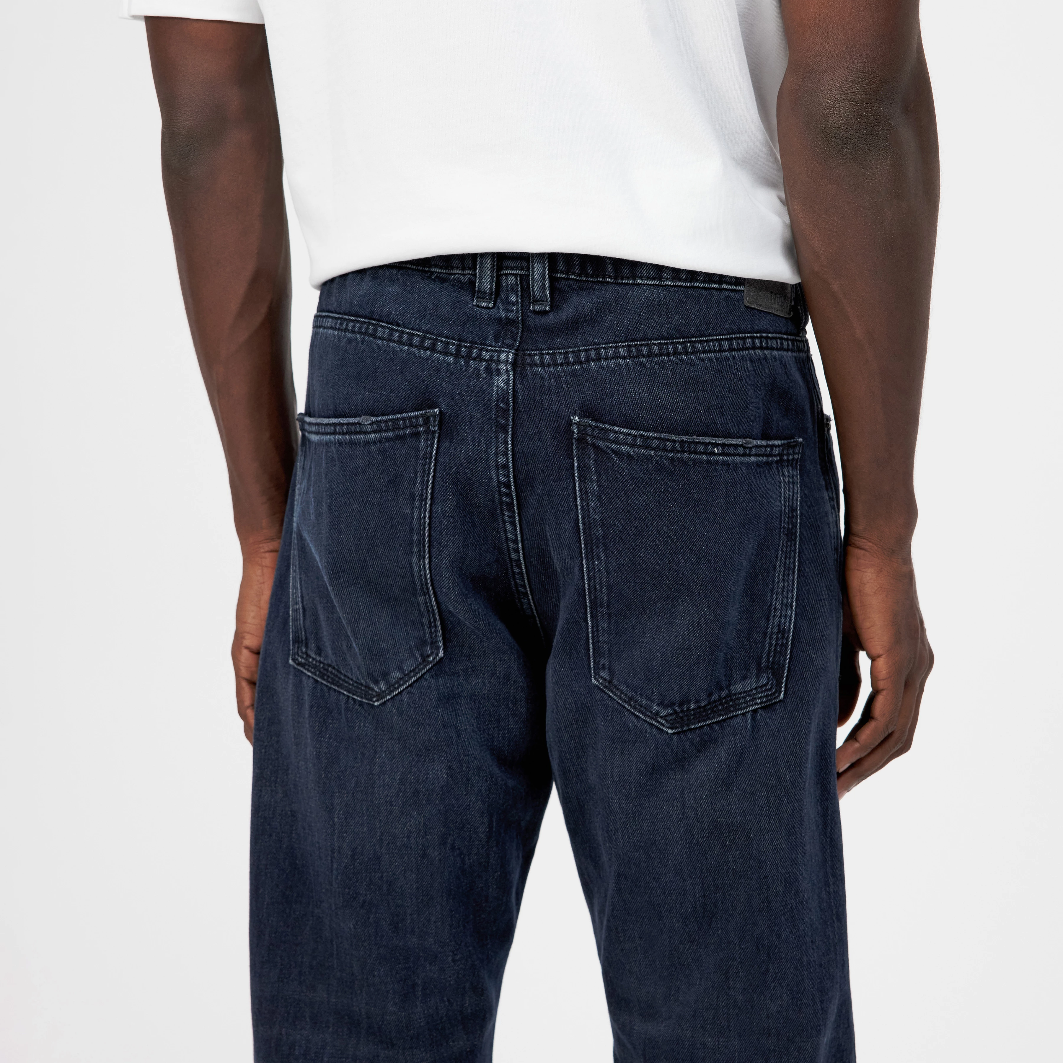 BAGGZY - Relaxed Fit Jeans in Dark-Blue Denim - Herren - blau - Detailansicht am Model