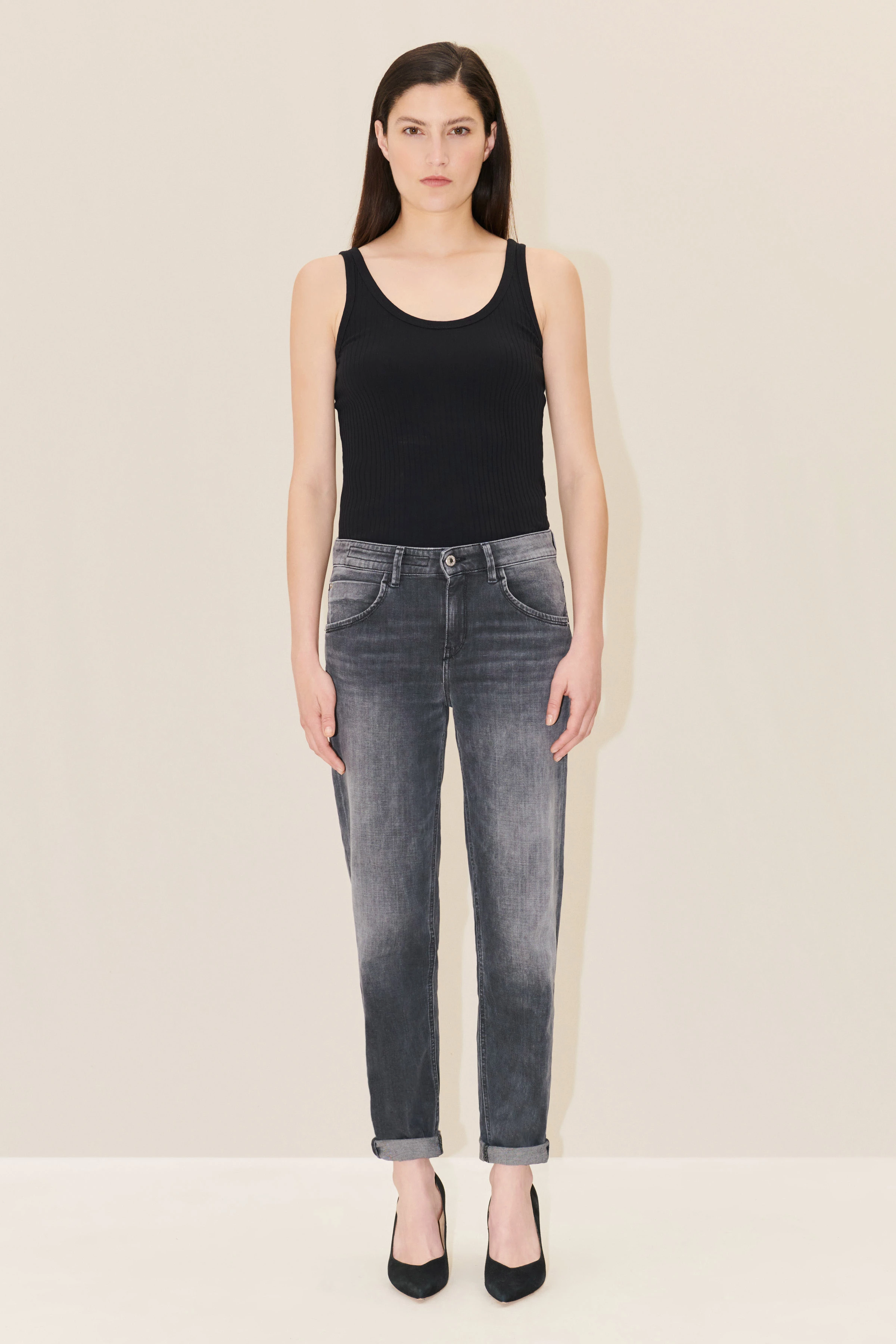 LIKE - Girlfriend Jeans mit Krempelsaum aus soft-touch Denim mit Used-Effekten - Damen - grau - Ganzkörper-Frontansicht