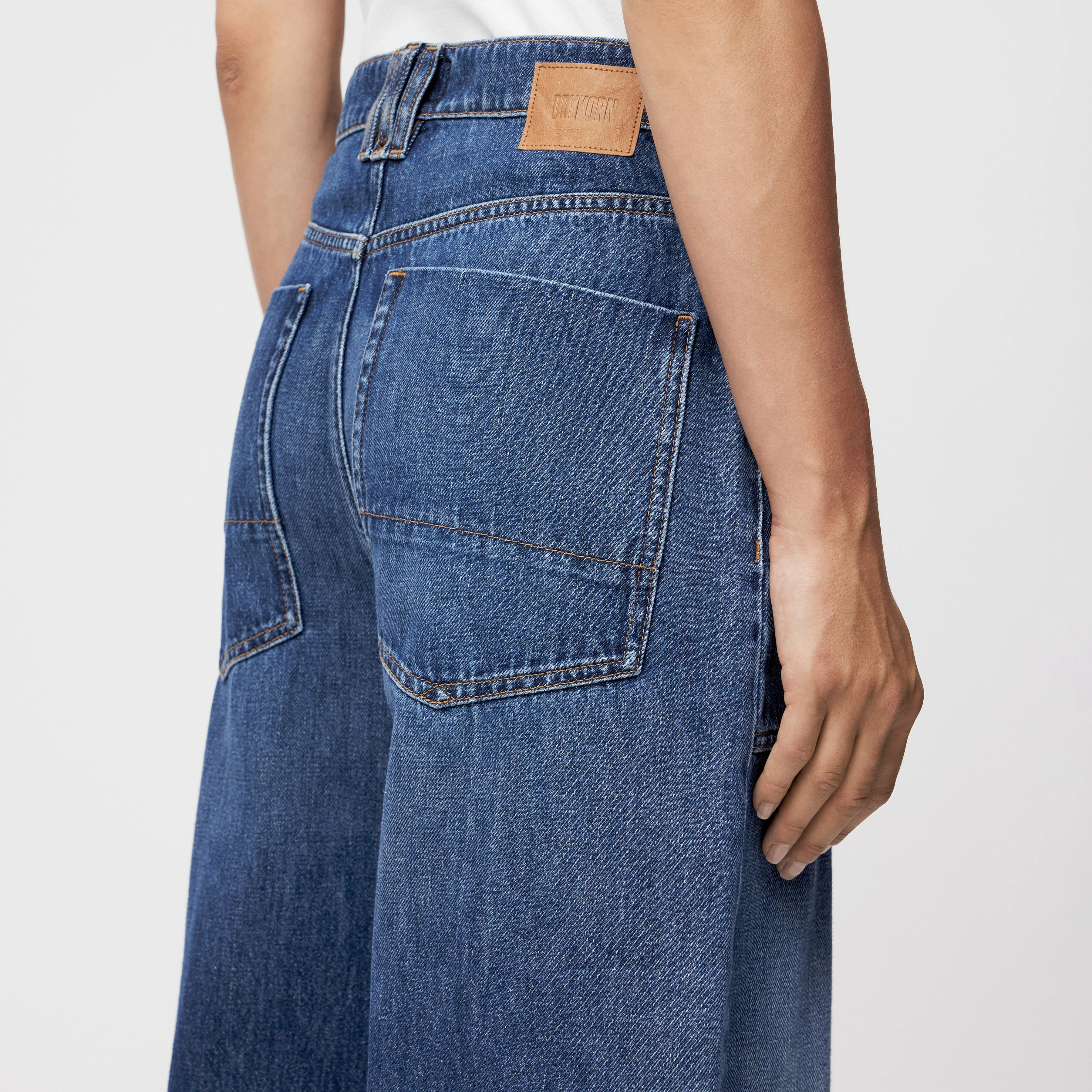 DERIVE - Mid-Waist Jeans in Mid-Blue Denim - Damen - blau - Detailansicht am Model