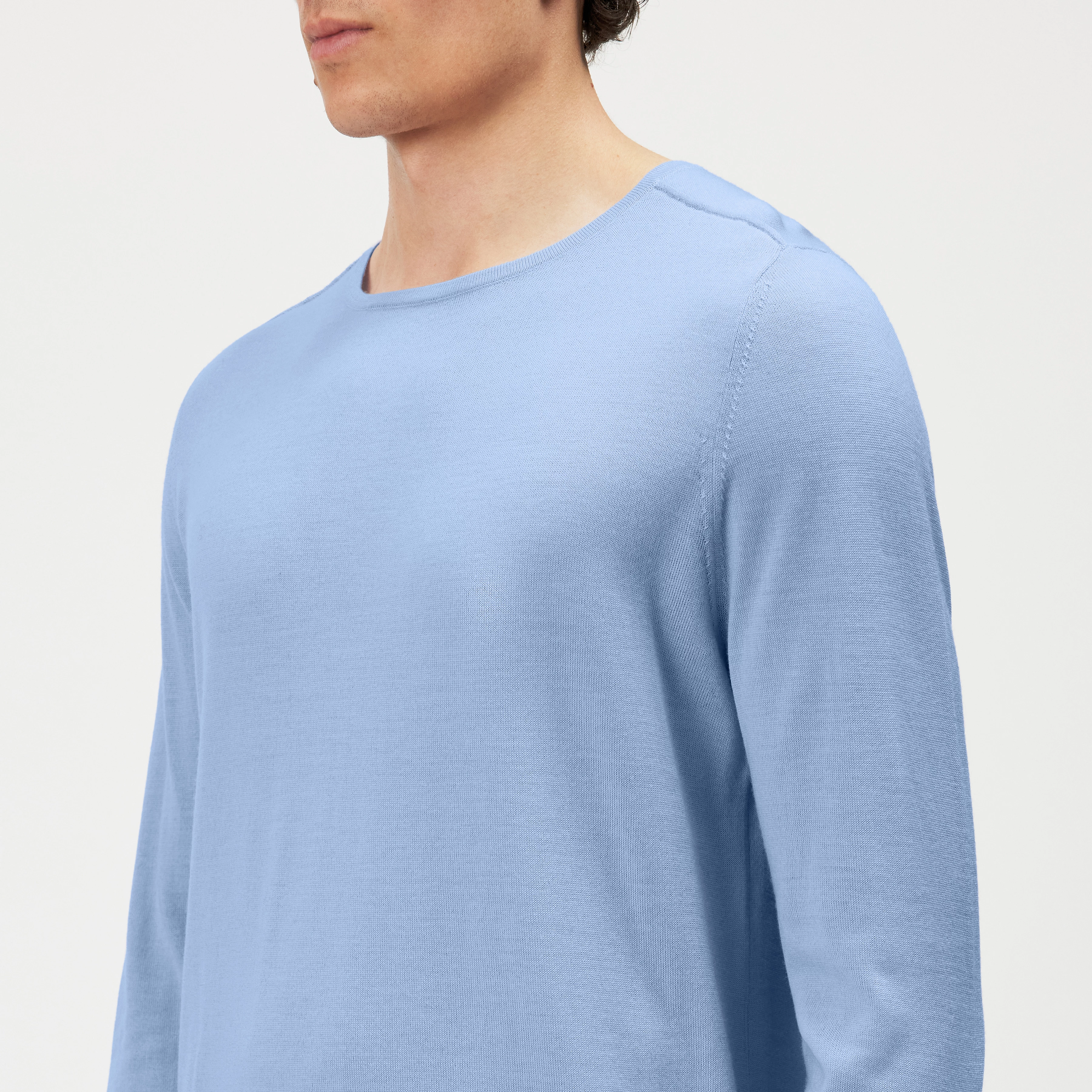 RIKONO - Fine merino wool knitted jumper - men - blue - Detailansicht am Model
