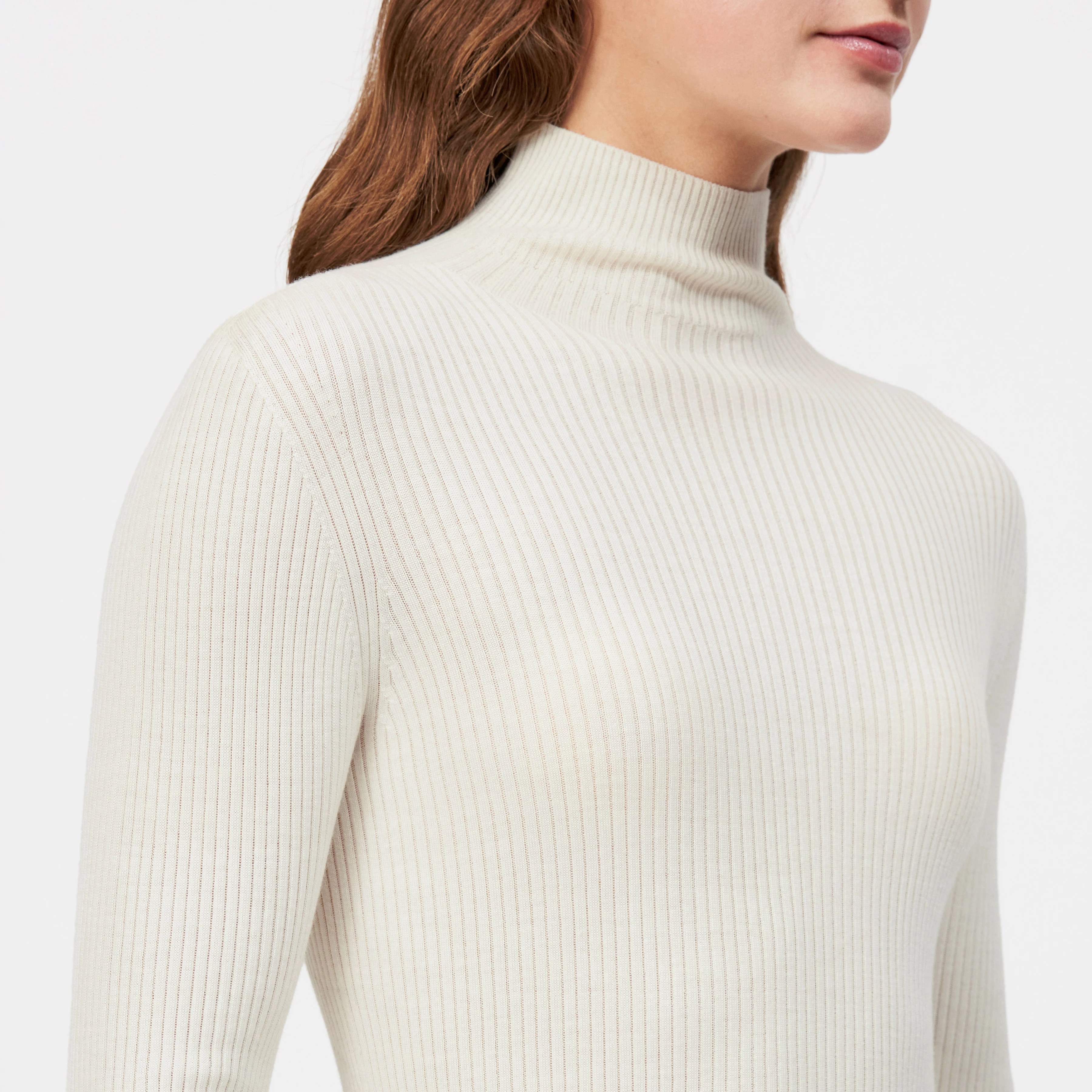 INARI - Rollkragenpullover in fließendem Wollmix - Damen - off white - Detailansicht am Model
