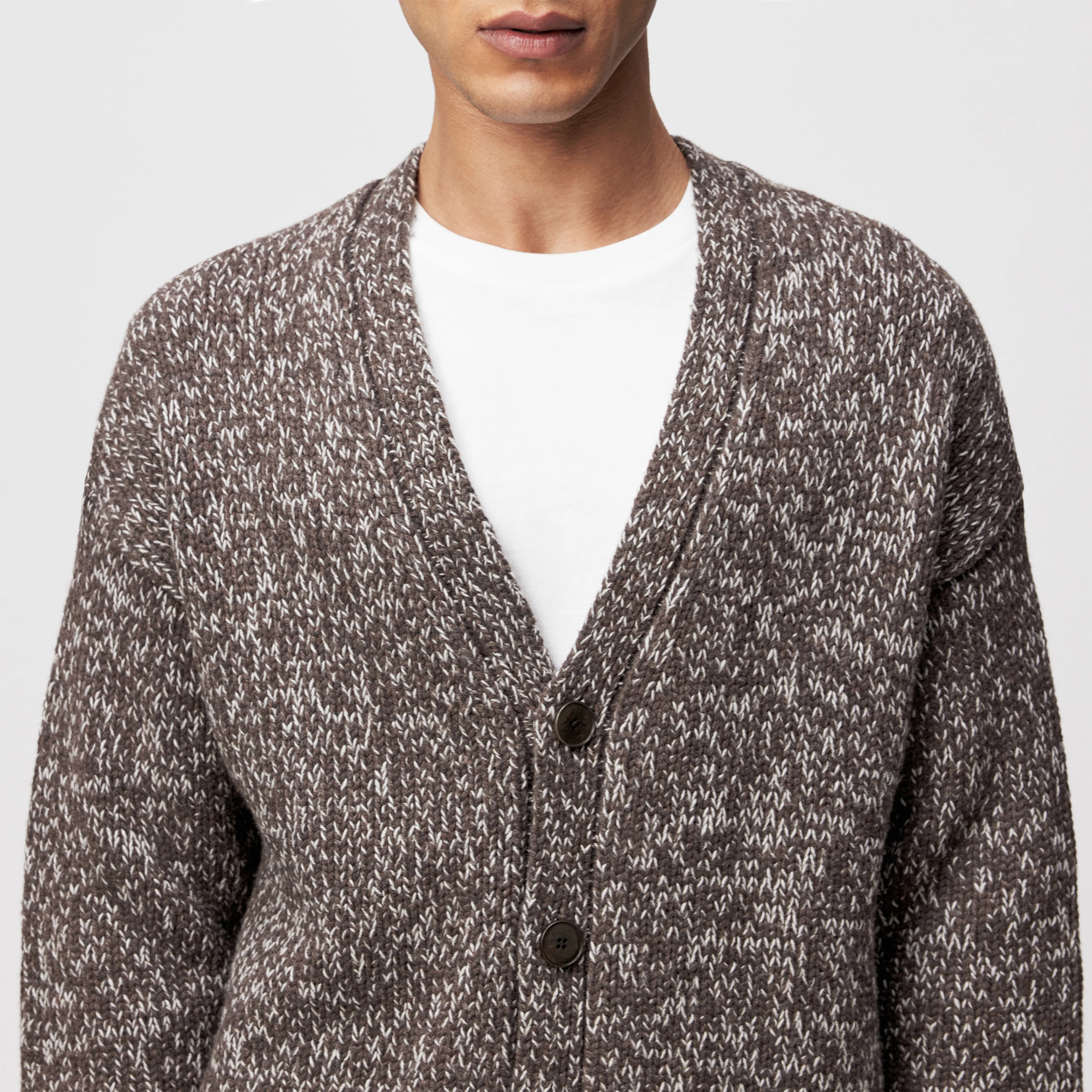 ELDARO - Cardigan in Mouliné Woll-Mix - Herren - braun - Detailansicht am Model