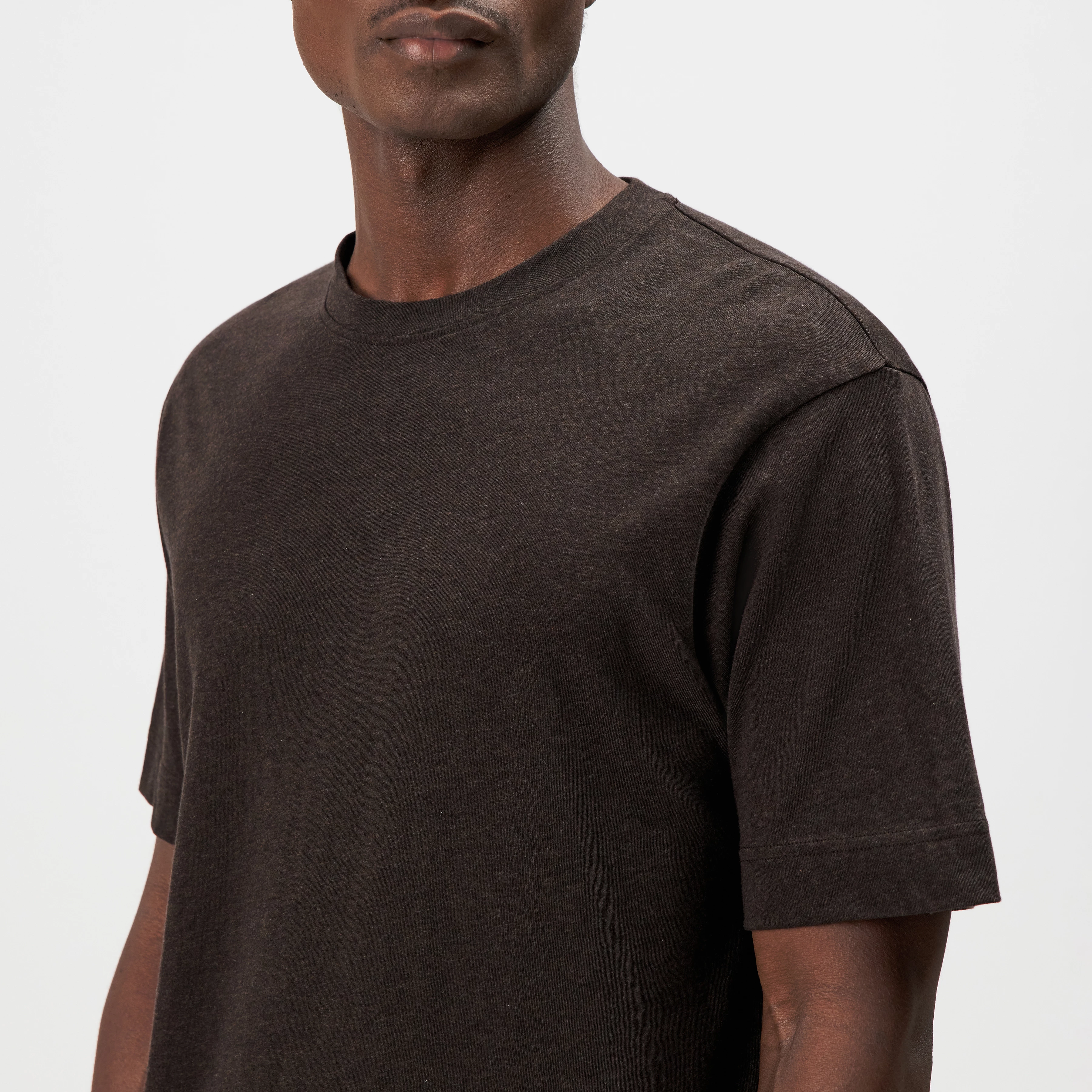 RAPHAEL - T-Shirt in reiner Baumwolle - Herren - braun - Detailansicht am Model