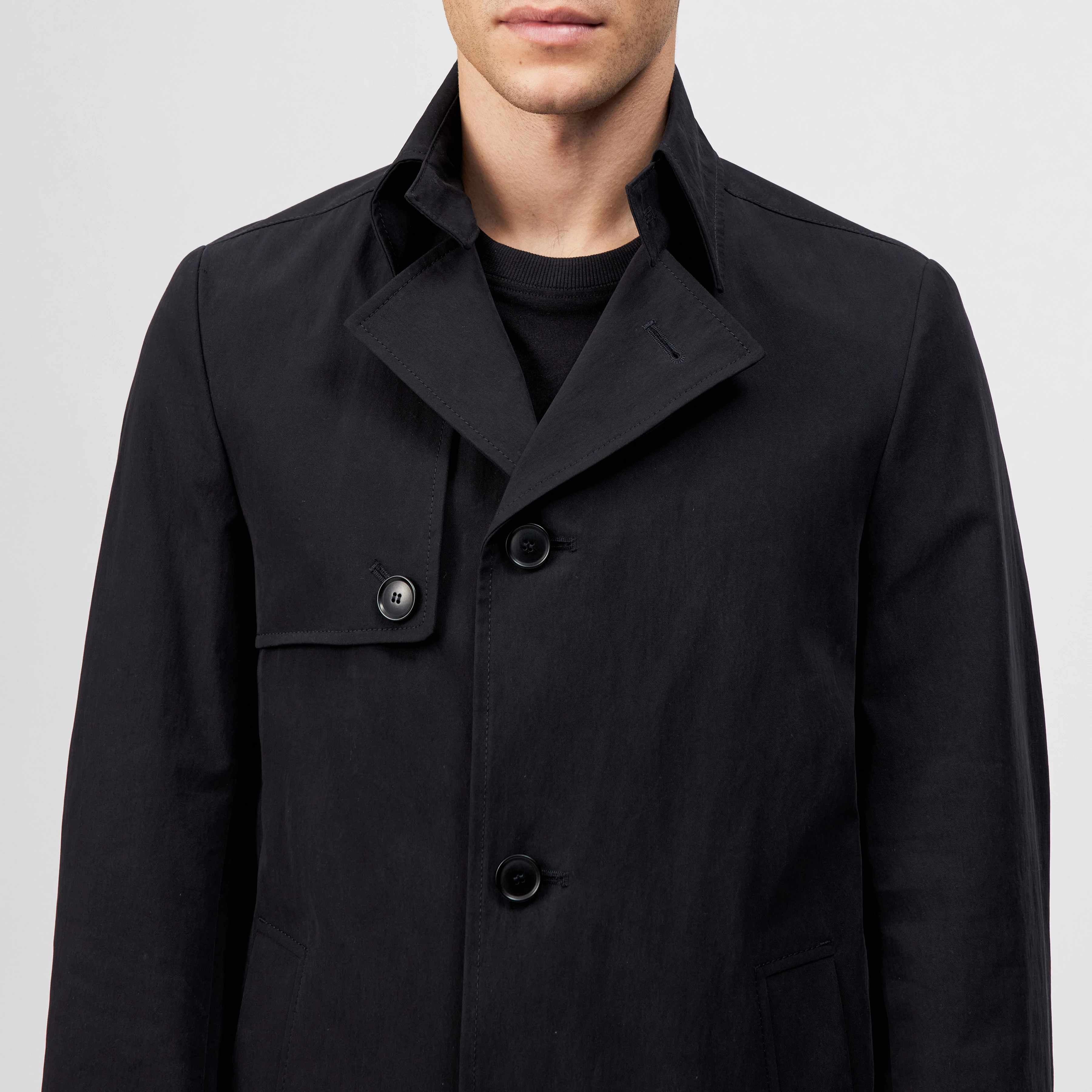 SKOPJE_C - Cotton blend trench coat - men - black - Detailansicht am Model