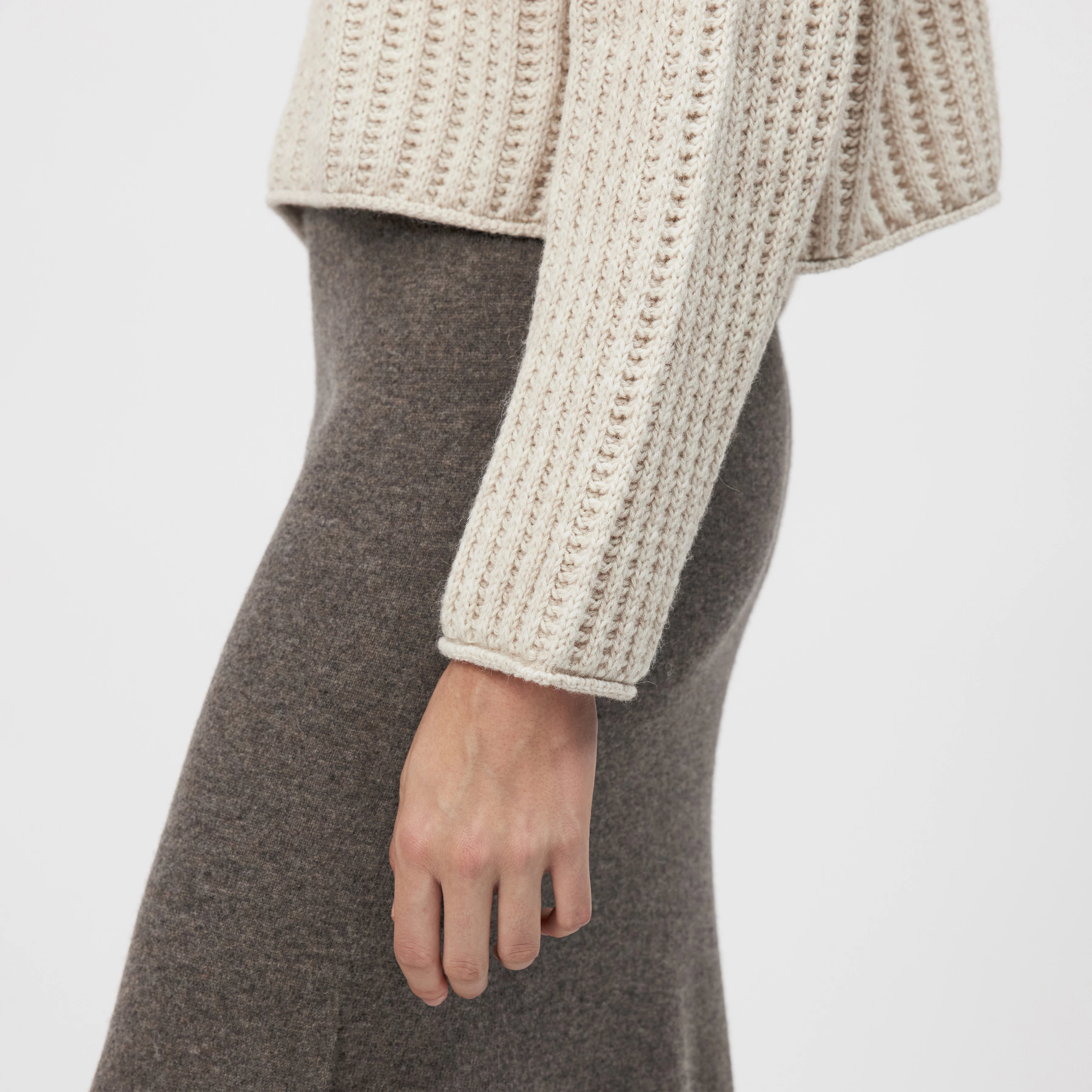 IMENY - Verkürzter Pullover in Woll-Alpakamix - Damen - beige - Detailansicht am Model