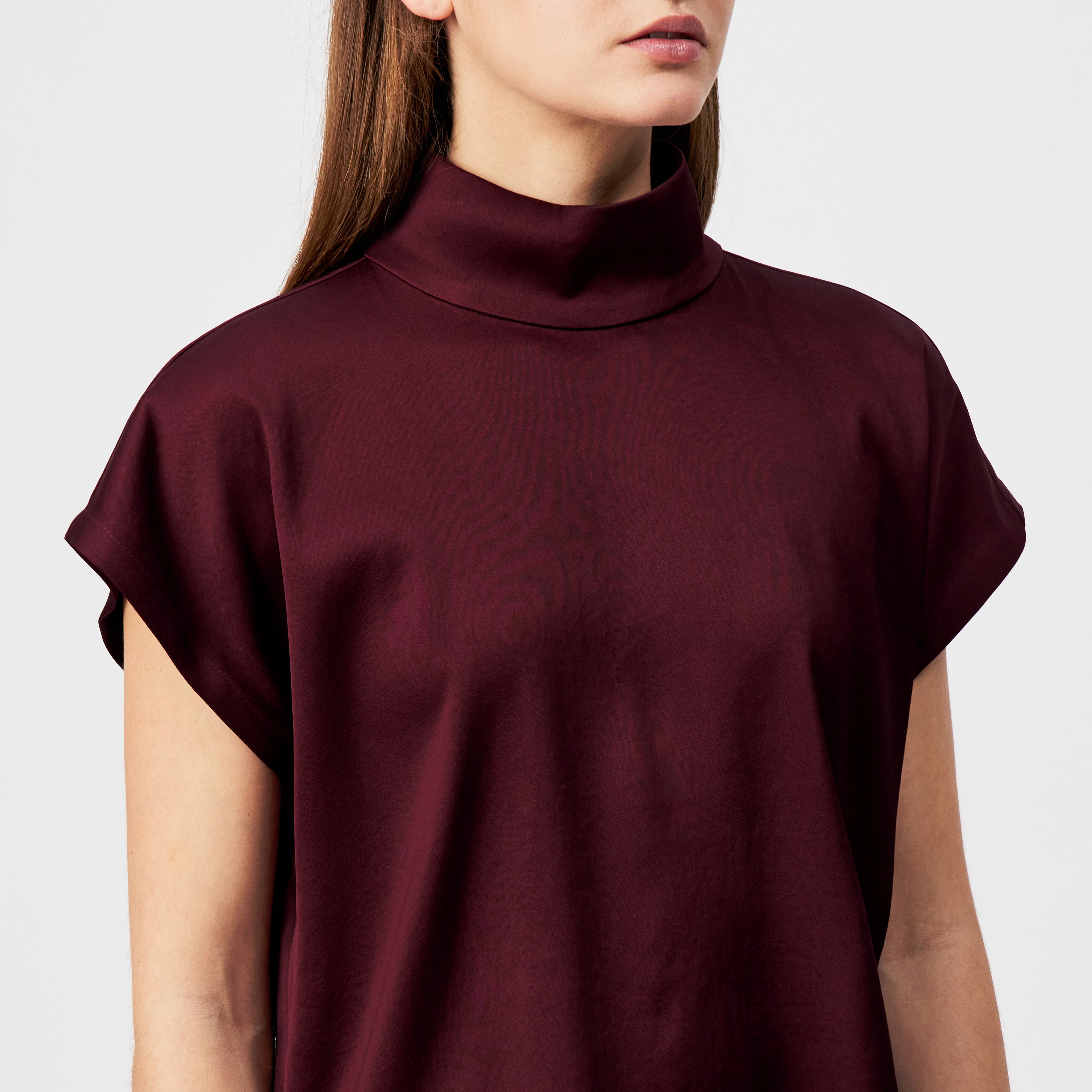 ALARIA_1 - Shirt blouse with stand-up collar in satin - women - red - Detailansicht am Model