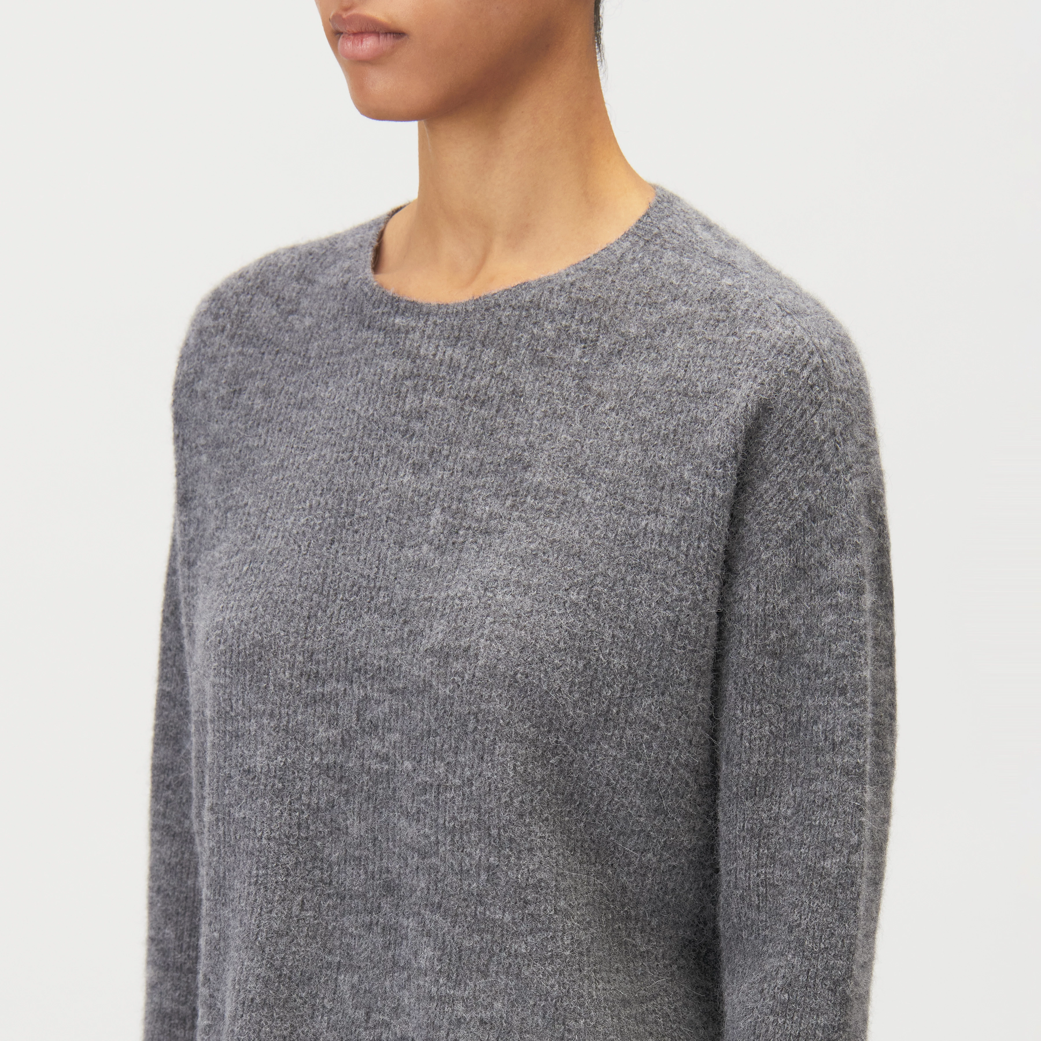 IMENY - Short Suri Alpaca blend jumper - women - grey - Detailansicht am Model