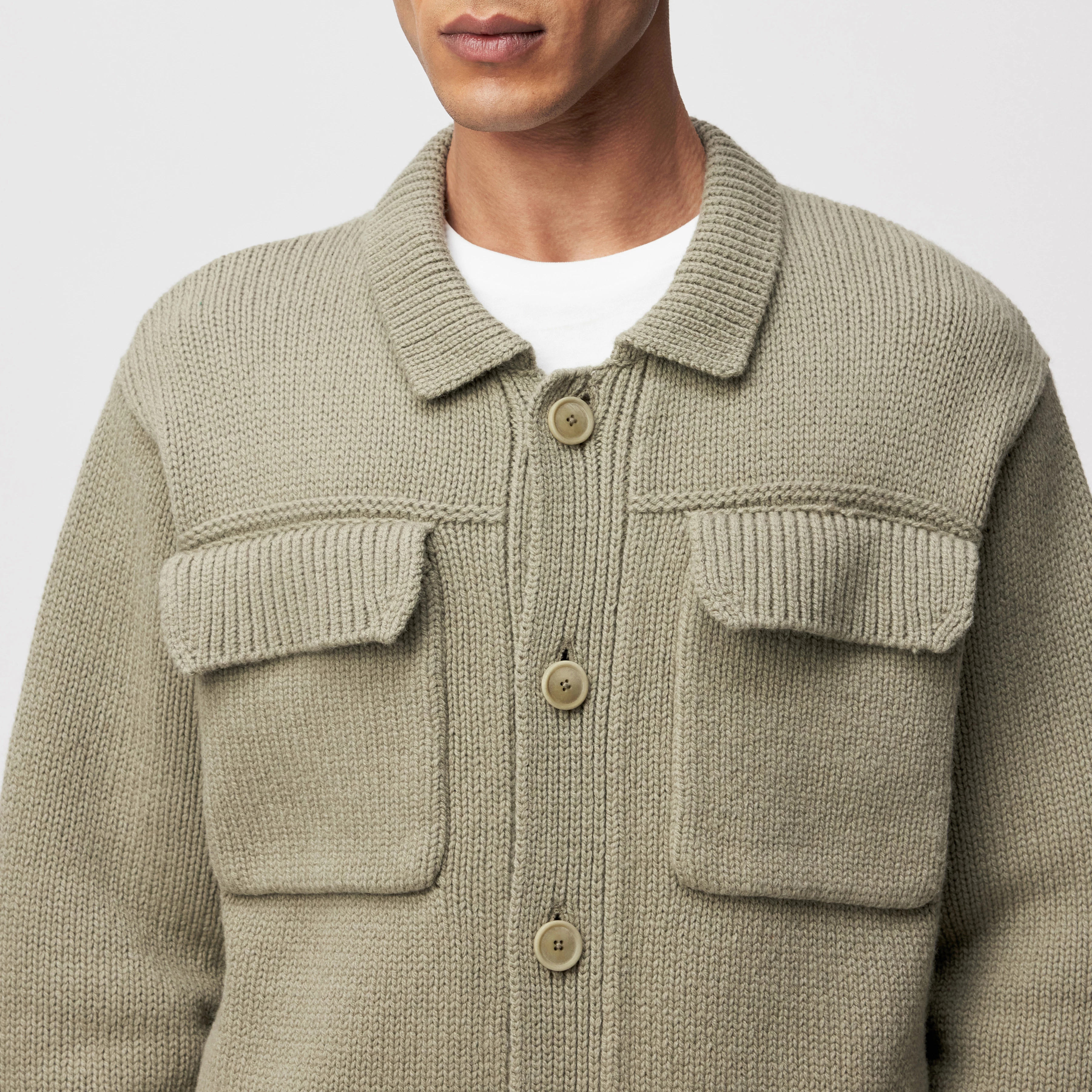 TEDMOND - Strickovershirt in Lammwolle - Herren - grün - Detailansicht am Model