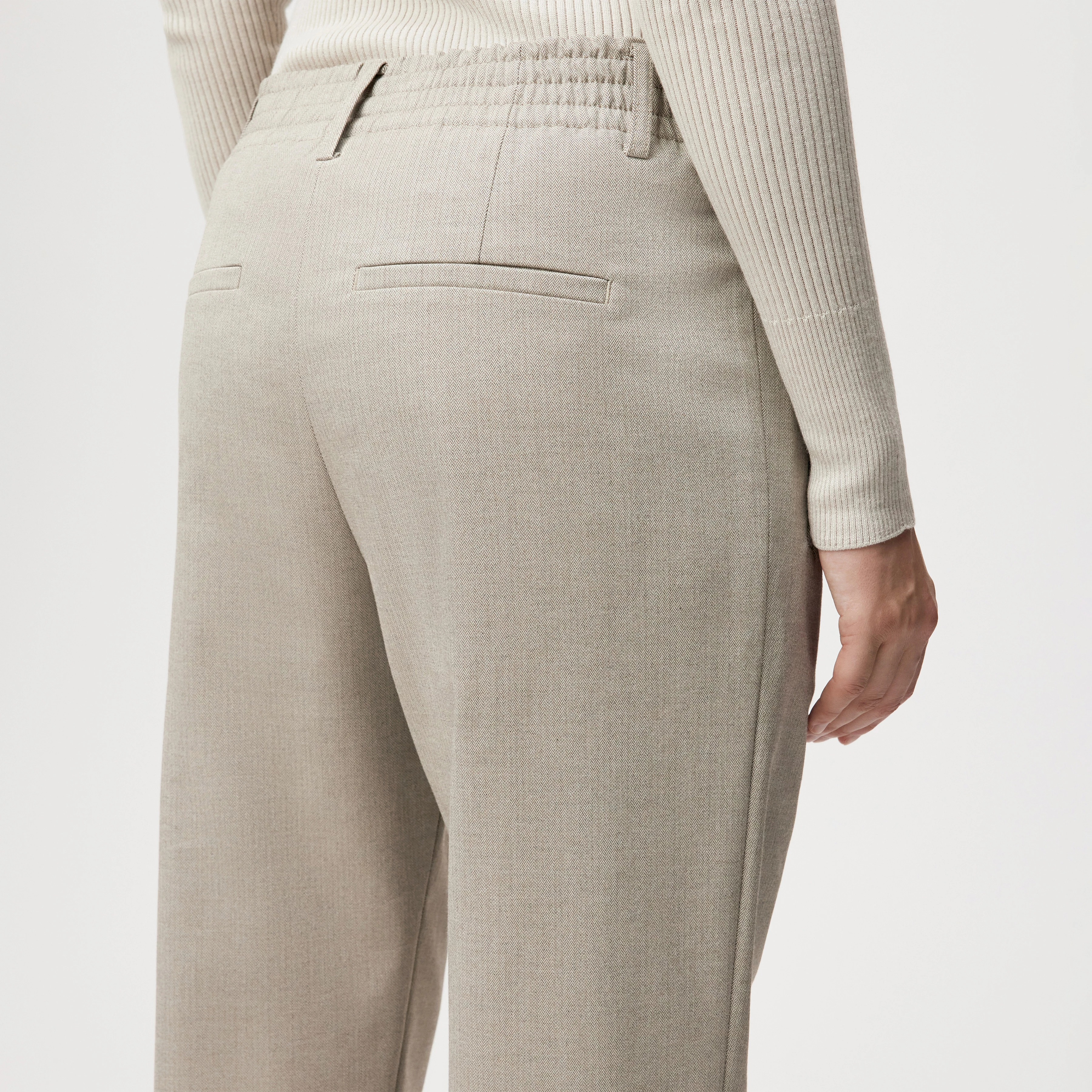 DISPATCH_0 - Pleated trousers in viscose blend - women - beige - Detailansicht am Model