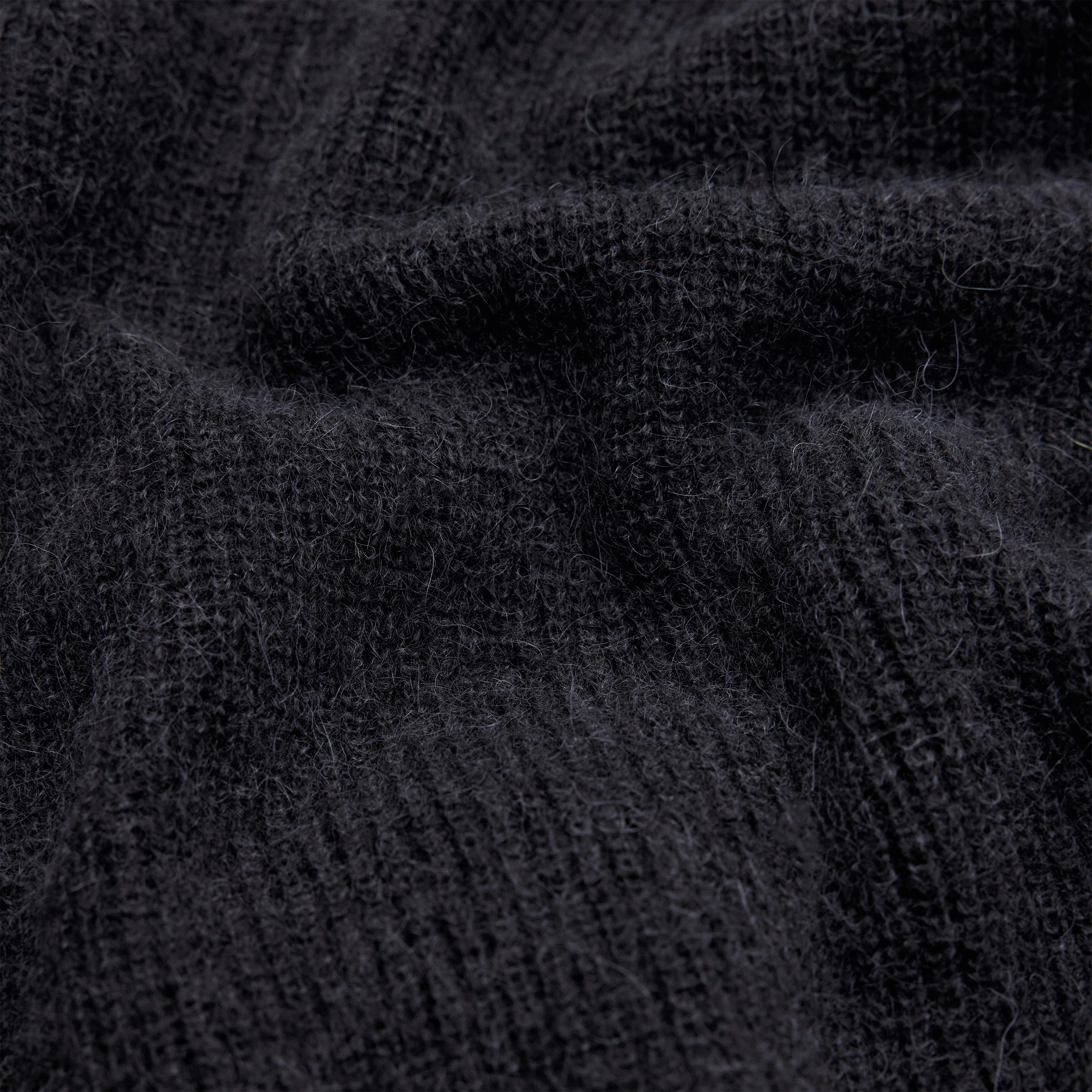 IMENY - Pull court en luxueux mélange d'alpaga Suri - women - noir - Materialbild (B2C)