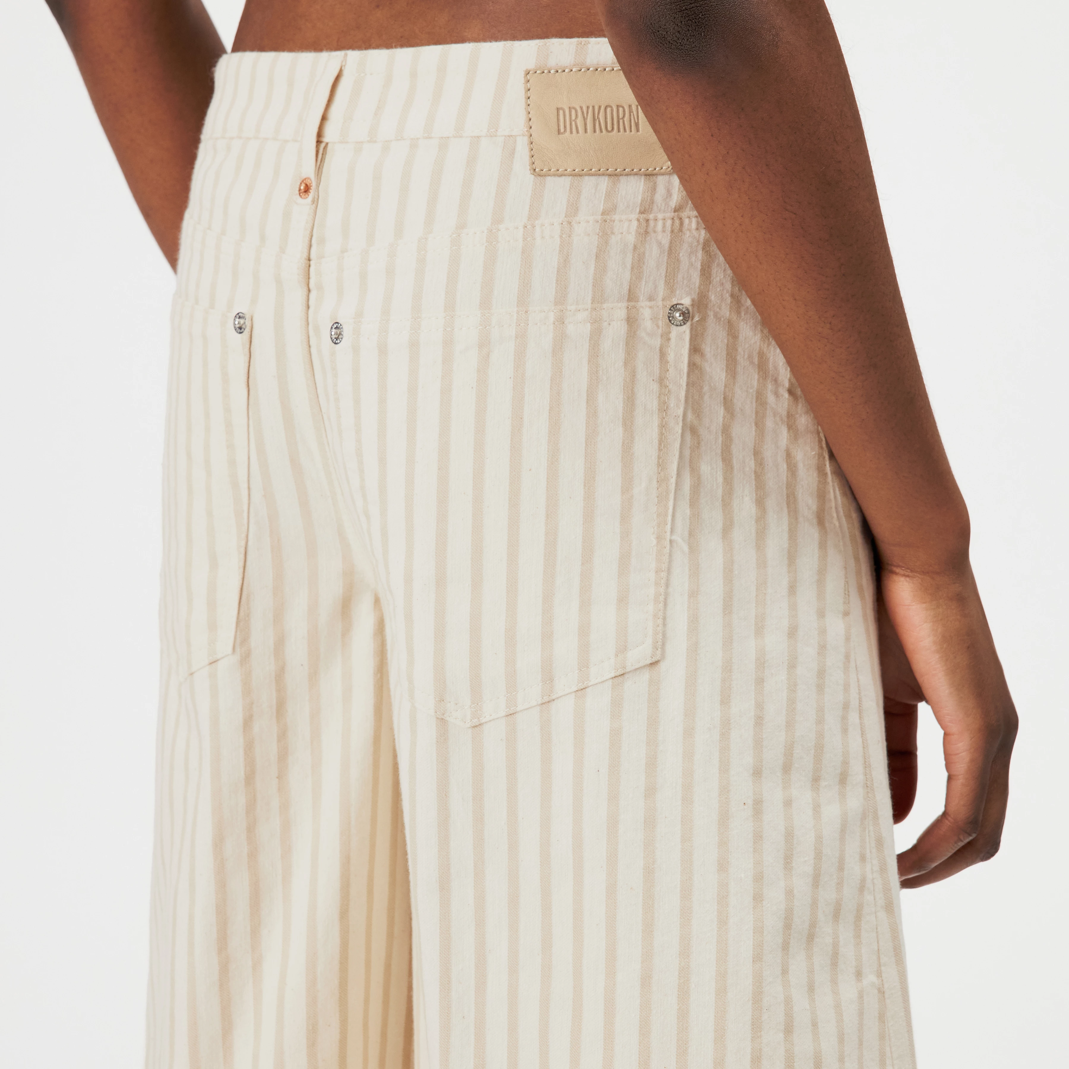 NONE - Short en sergé rayé - women - beige - Detailansicht am Model