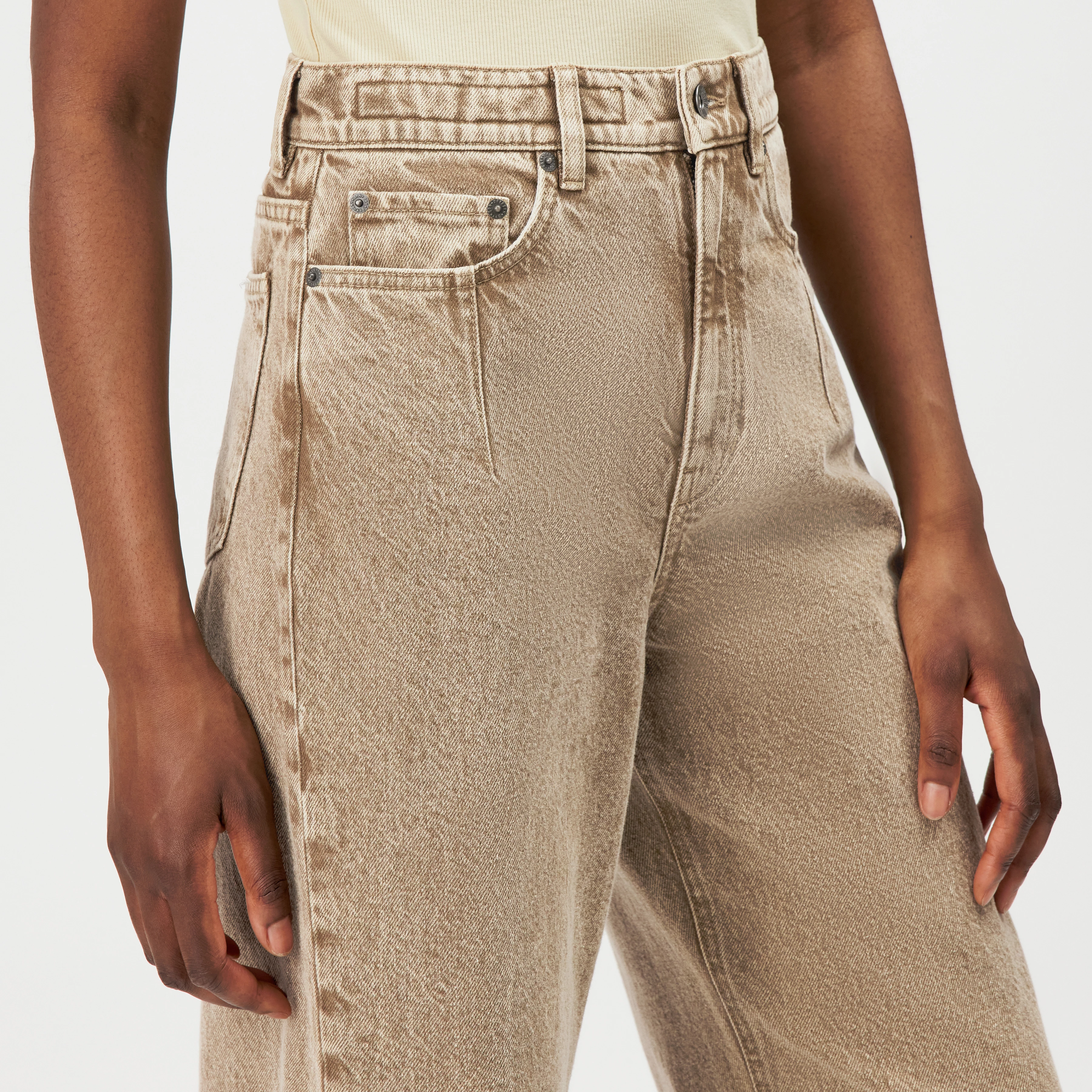 LIABLE - Relaxed fit trousers in beige denim wash - women - brown - Detailansicht am Model