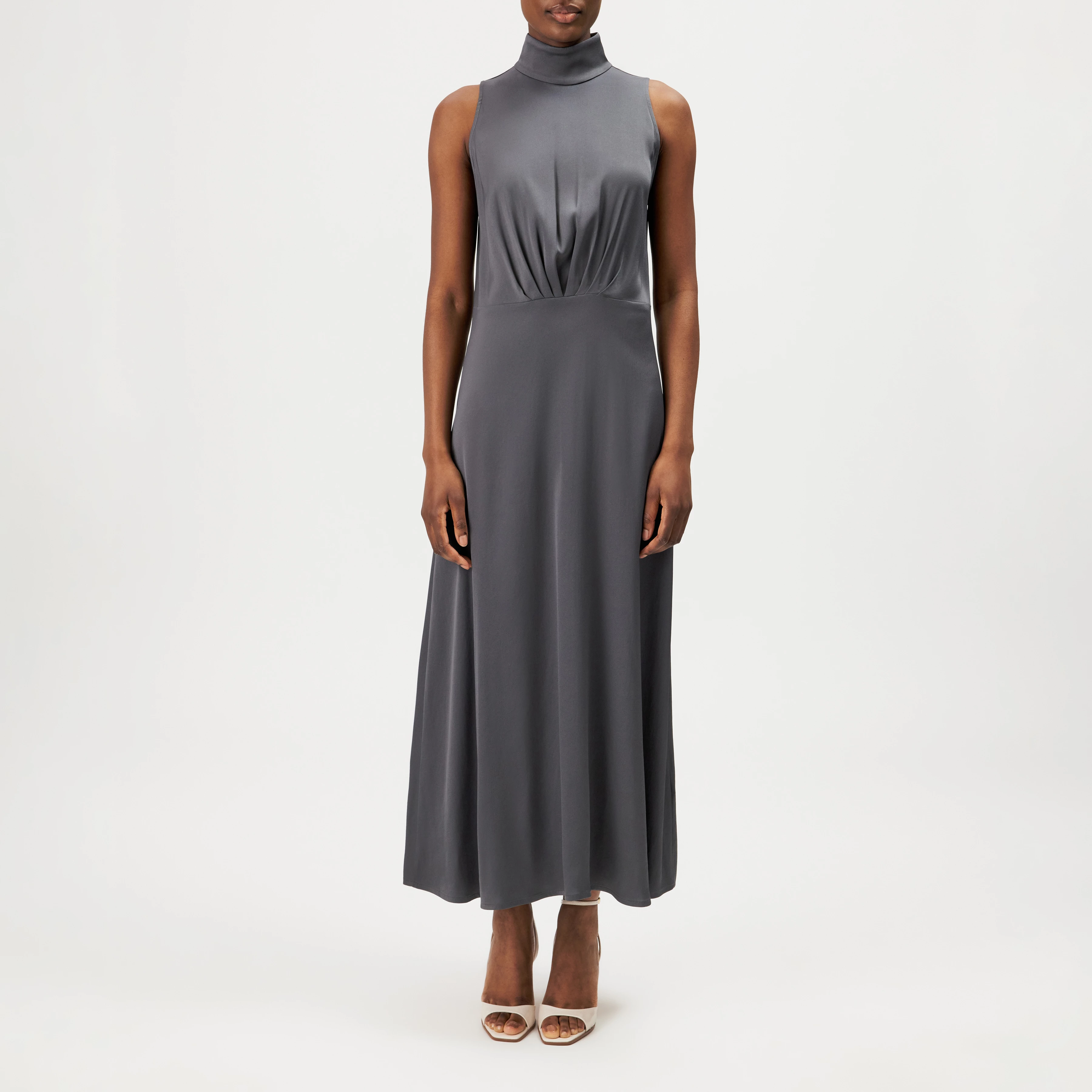 AMABEL - Maxi Stehkragen Kleid in Satin - Damen - grau - Ganzkörper-Frontansicht